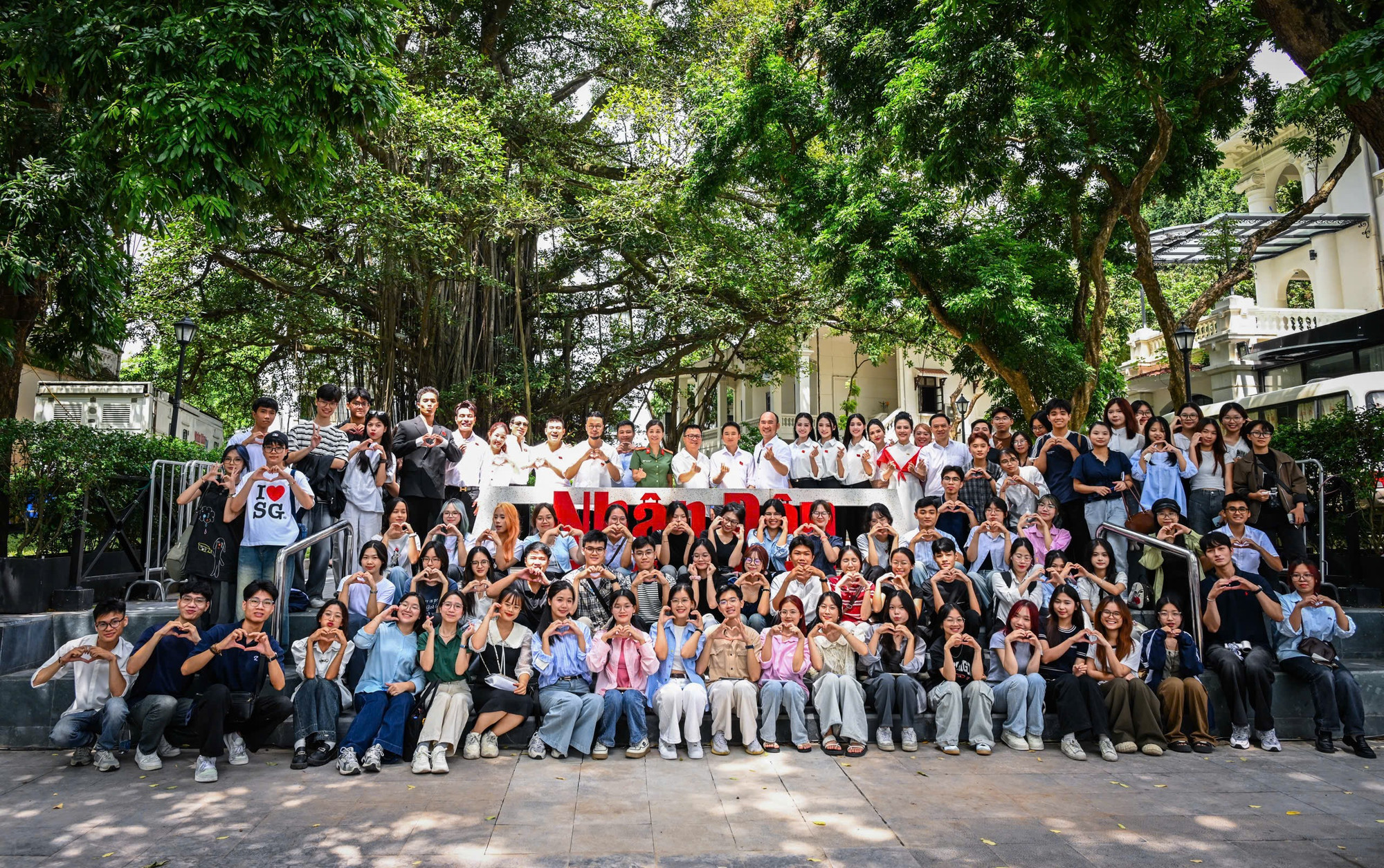 Đồng chí Lê Quốc Minh, Ủy viên Trung ương Đảng, Tổng Biên tập Báo Nhân Dân, Phó Trưởng Ban Tuyên giáo và Dân vận Trung ương, Chủ tịch Hội Nhà báo Việt Nam chụp hình lưu niệm cùng các nghệ sĩ và độc giả. 