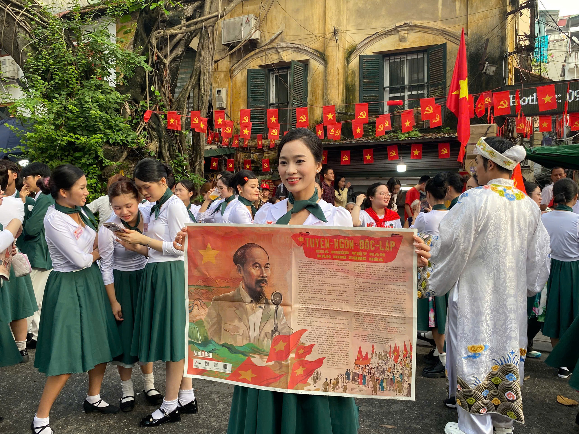 Bên cạnh đó, các kiều bào bày tỏ niềm hân hoan khi được cầm trên tay tờ phụ san đặc biệt của Báo Nhân Dân ra mắt dịp 2/9. z6968182903345-ab421d1e46c338904dcf982d15773f9a.jpg