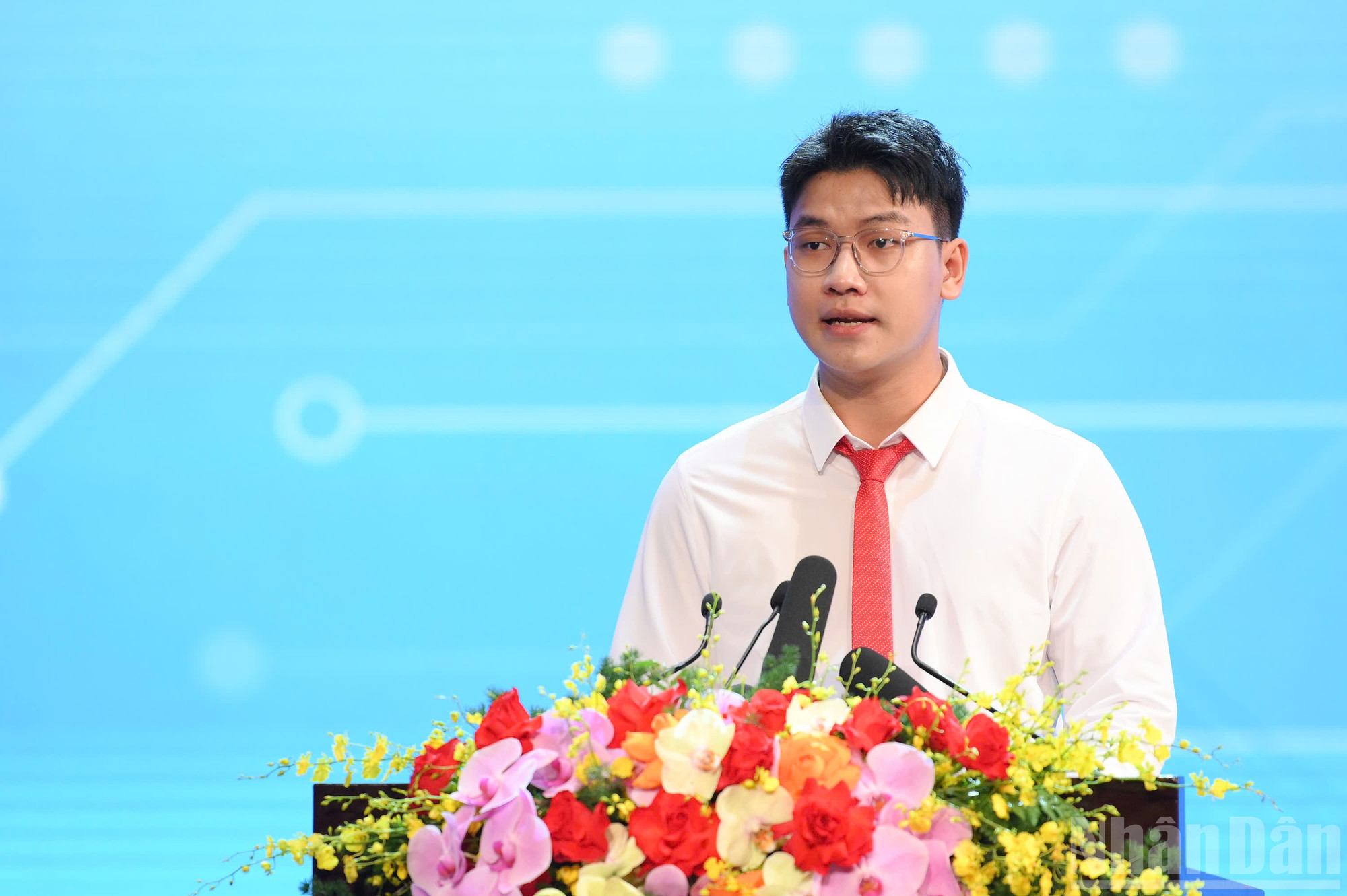 Đại diện cho học sinh, sinh viên trên cả nước, Kiều Tuấn Định, sinh viên Đại học Bách khoa Hà Nội bày tỏ, để có ngày hôm nay, với những điều kiện thuận lợi và cơ hội rộng mở thì đã có biết bao thế hệ tận tụy lao động, chiến đấu và hy sinh. Thế hệ trẻ hôm nay, không chỉ cần ý chí và quyết tâm, mà còn phải trang bị trí tuệ, bản lĩnh và năng lực mới để vượt qua thử thách toàn cầu hóa và cạnh tranh công nghệ gay gắt. ndo_br_z6978454433059-b144b6221037857ceeeb014cb7f35a85.jpg