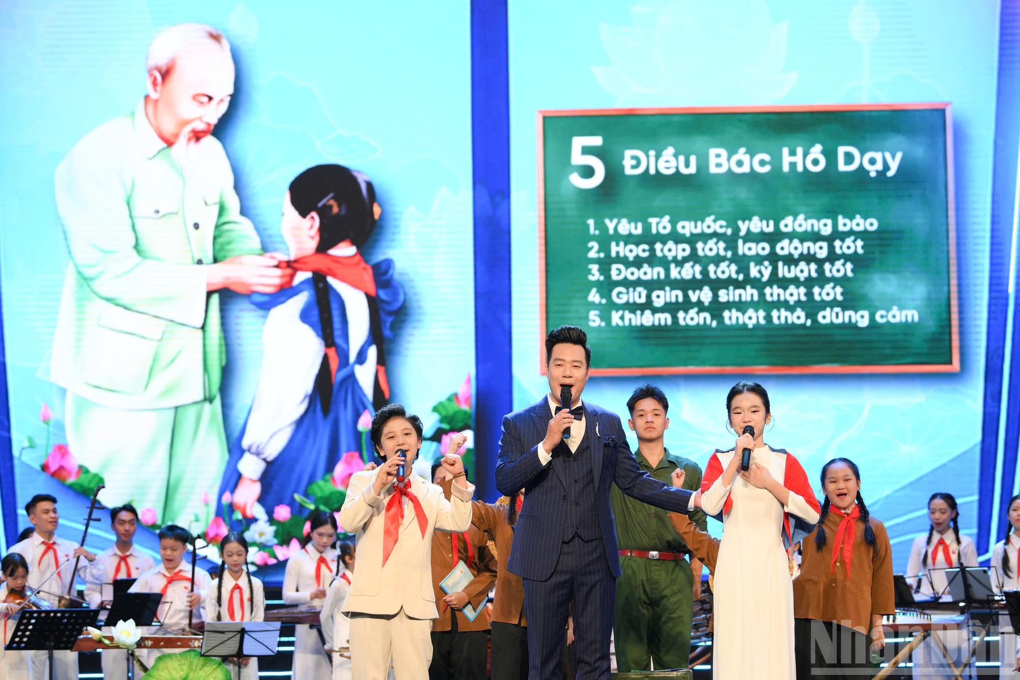 Tại Trung tâm Hội nghị quốc gia, Thủ đô Hà Nội, Lễ kỷ niệm 80 năm truyền thống ngành giáo dục và khai giảng năm học 2025-2026 đã diễn ra thu hút sự quan tâm của đông đảo thầy cô, học sinh có mặt trực tiếp tại khán phòng, cũng như thông qua màn ảnh nhỏ. ndo_br_z6978923500466-433624fe7fd407fbf397010f00592cc0.jpg