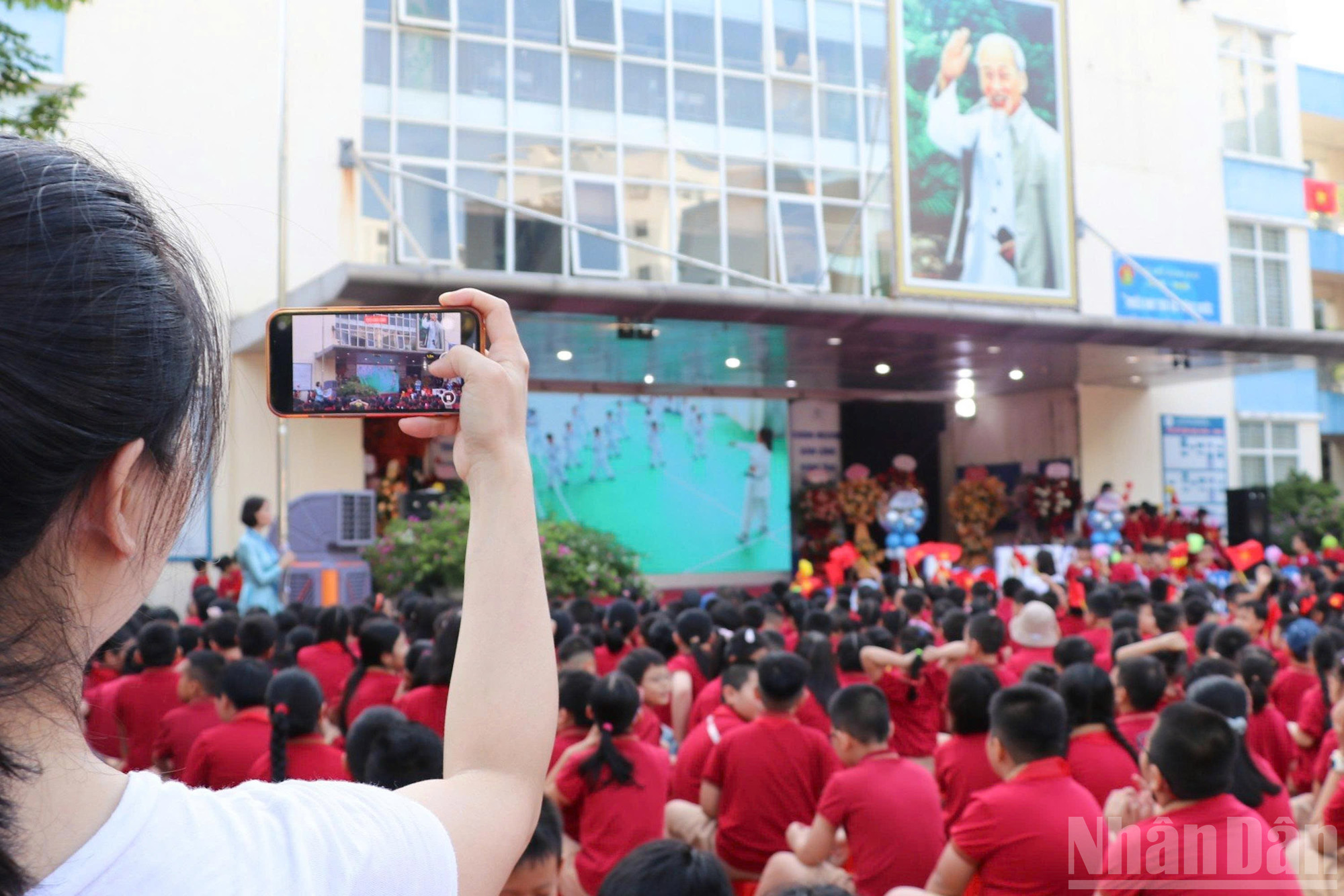 Dưới sự động viên của thầy, cô giáo, các em đã nhanh chóng hòa nhập trong môi trường học tập mới. ndo_br_z6979019691850-6a402bd366339b49abb326232c5849d1.jpg
