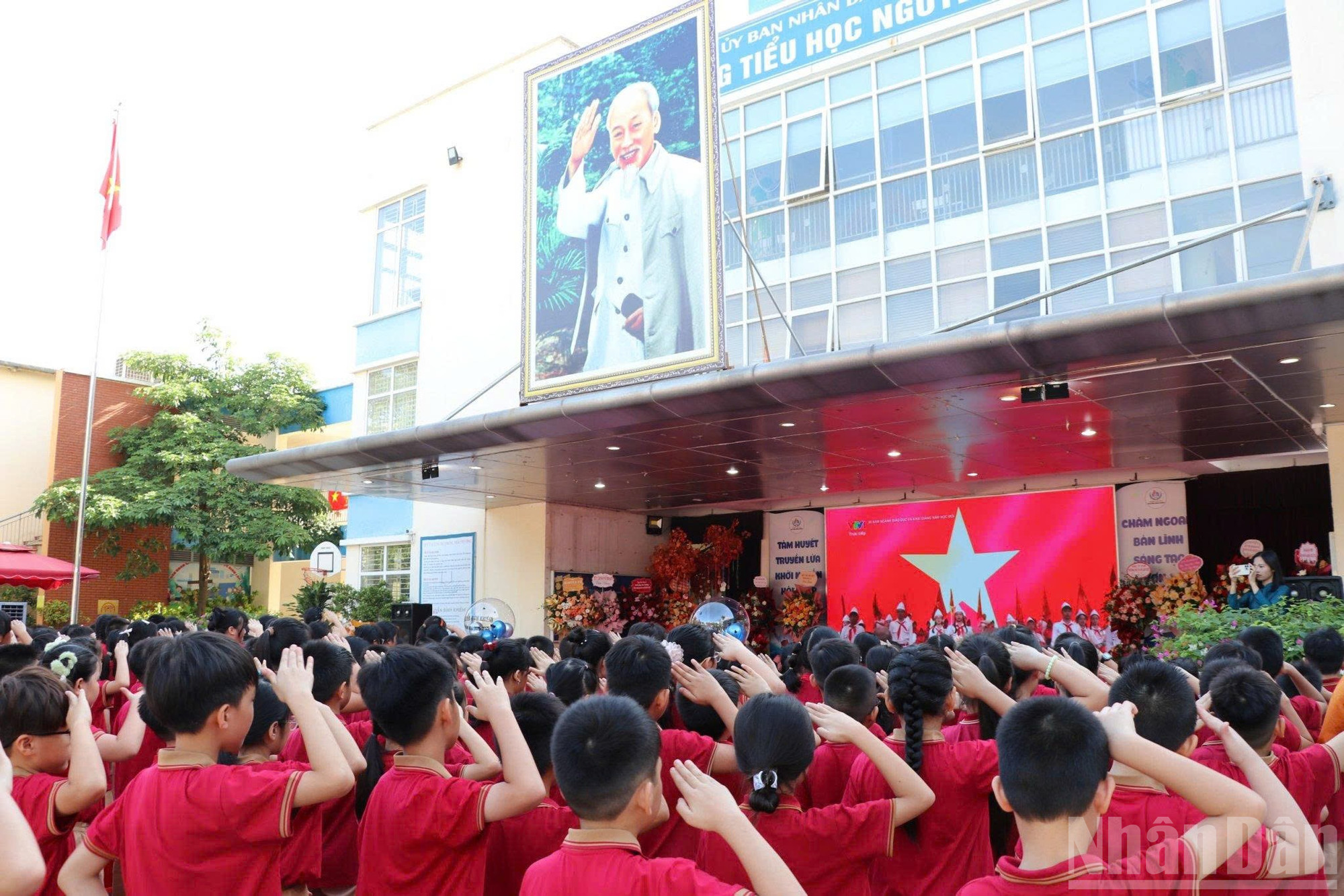 Tại Trường tiểu học Nguyễn Bỉnh Khiêm (phường Phúc Lợi, Hà Nội), khi nghi thức chào cờ diễn ra tại Trung tâm Hội nghị quốc gia, thông qua màn ảnh nhỏ, thầy trò nhà trường cũng hòa vào khoảnh khắc thiêng liêng cùng 26 triệu học sinh, sinh viên trên toàn quốc. ndo_br_z6979021585590-9fb49b2b89fae6e230bc763d6d8e6872.jpg