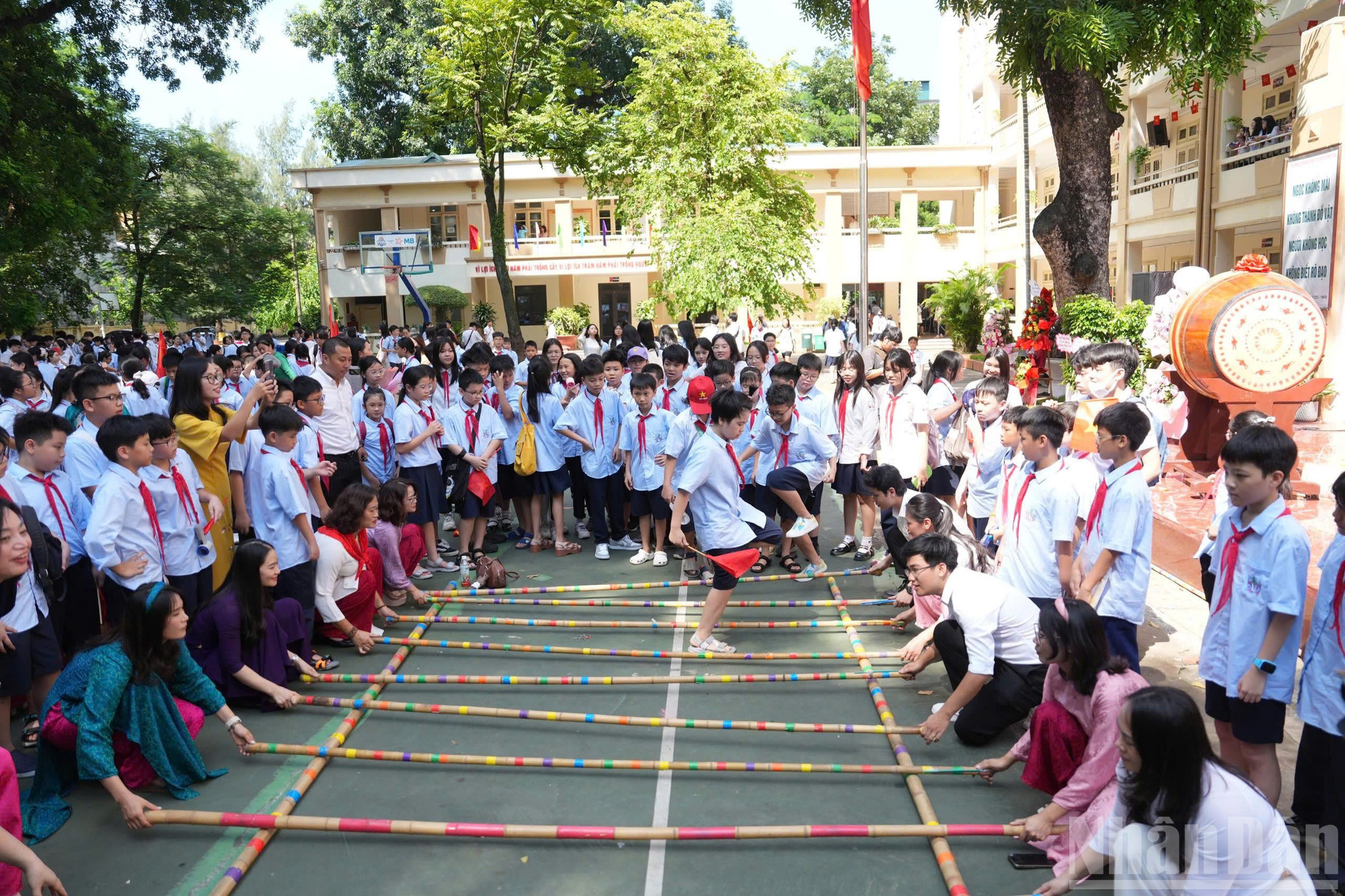 Nhân kỷ niệm 80 năm truyền thống ngành giáo dục và khai giảng năm học mới, sau phần nghi lễ, nhà trường cũng tổ chức nhiều hoạt động vui chơi sôi nổi cho học sinh. ndo_br_z6979029524199-08c4edb98095a6db8a05b58e93c8eebe.jpg