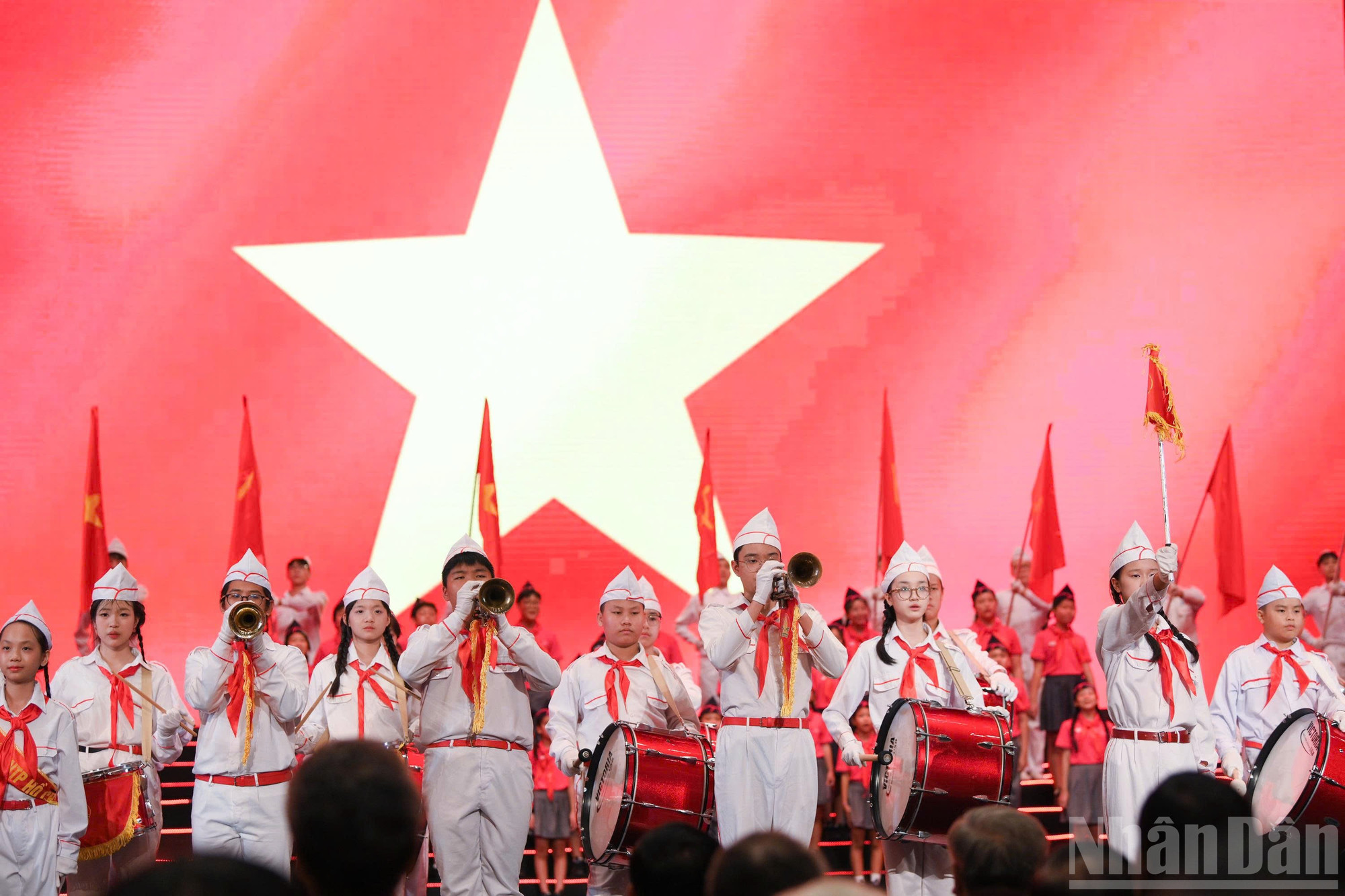 Với 1,6 triệu thầy, cô và 26 triệu học sinh, sinh viên, lễ khai giảng năm nay càng thêm đặc biệt khi diễn ra đúng vào dịp kỷ niệm 80 năm truyền thống ngành giáo dục Việt Nam.