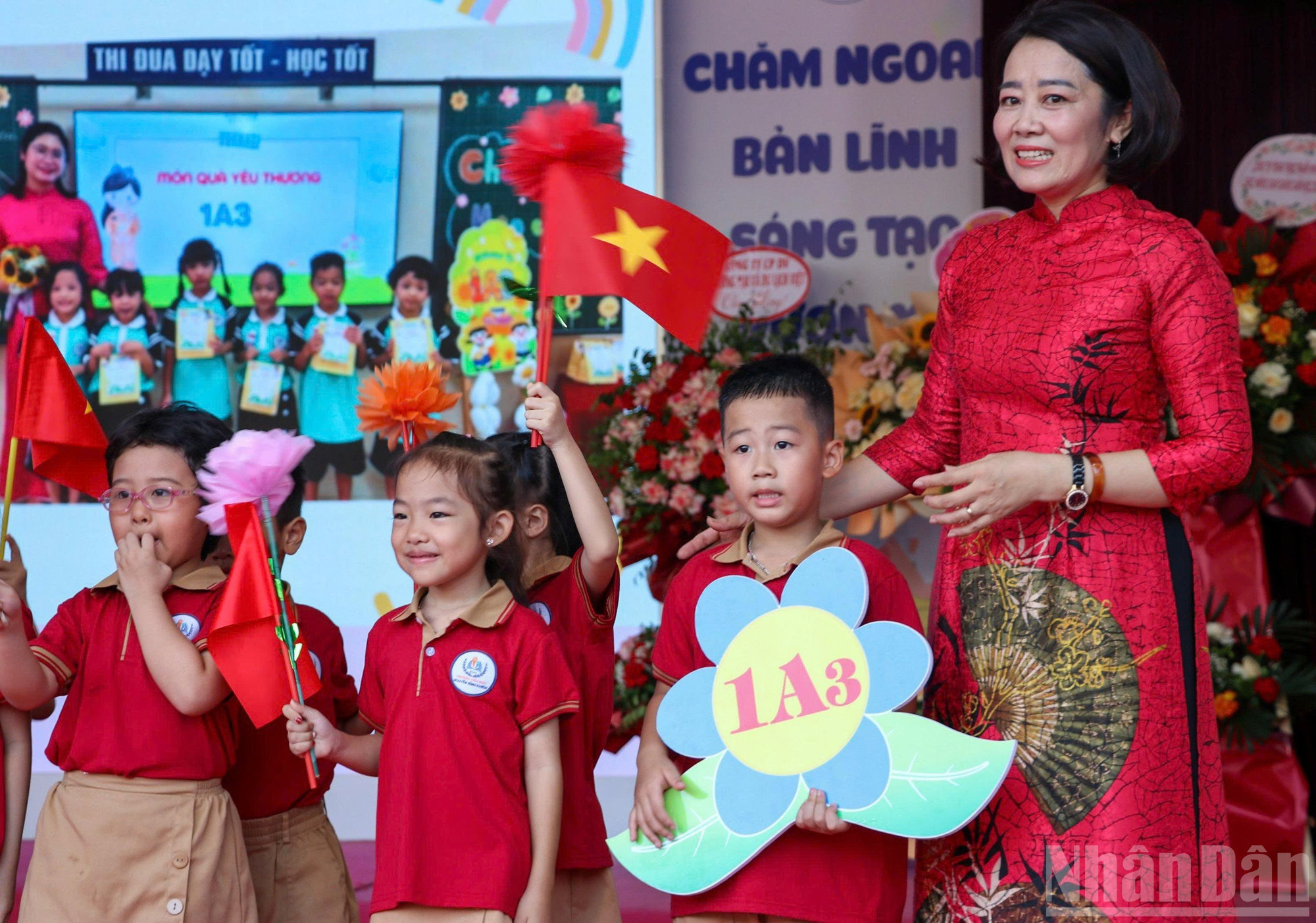 Bước vào lớp 1, không ít học sinh còn chút rụt rè, ngần ngại khi gặp bạn mới, thầy, cô mới. ndo_br_z6979019454174-71a6929983ac30ae2f7ef2436a02993c.jpg