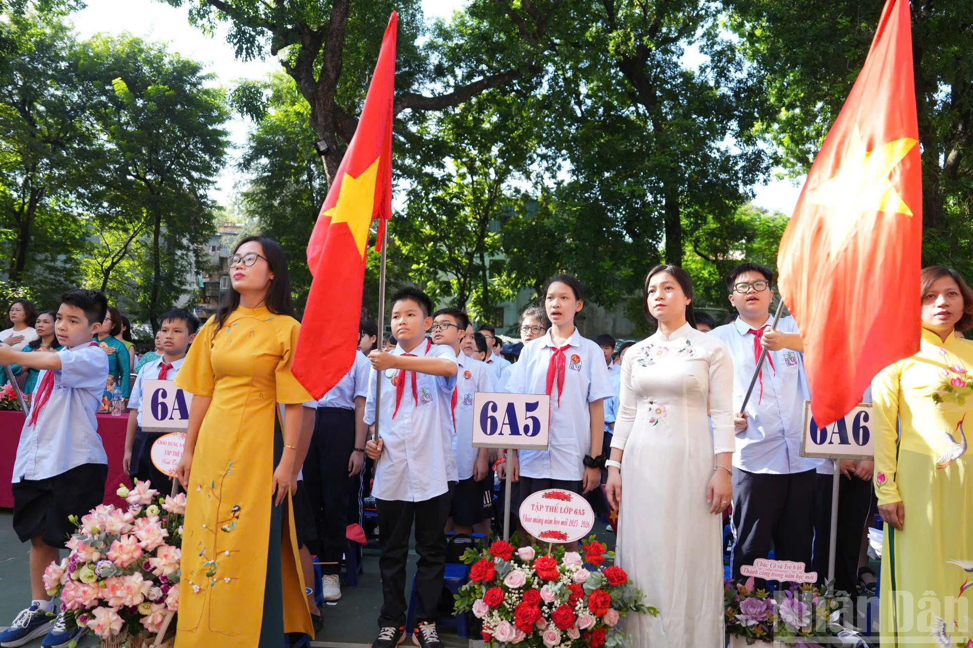Tại Trường trung học cơ sở Đống Đa (phường Kim Liên, Hà Nội), lễ khai giảng năm học 2025-2026 được tổ chức trang trọng, chu đáo. ndo_br_z6979029629778-9e43599a24658f46a56b7b30c05efecf.jpg