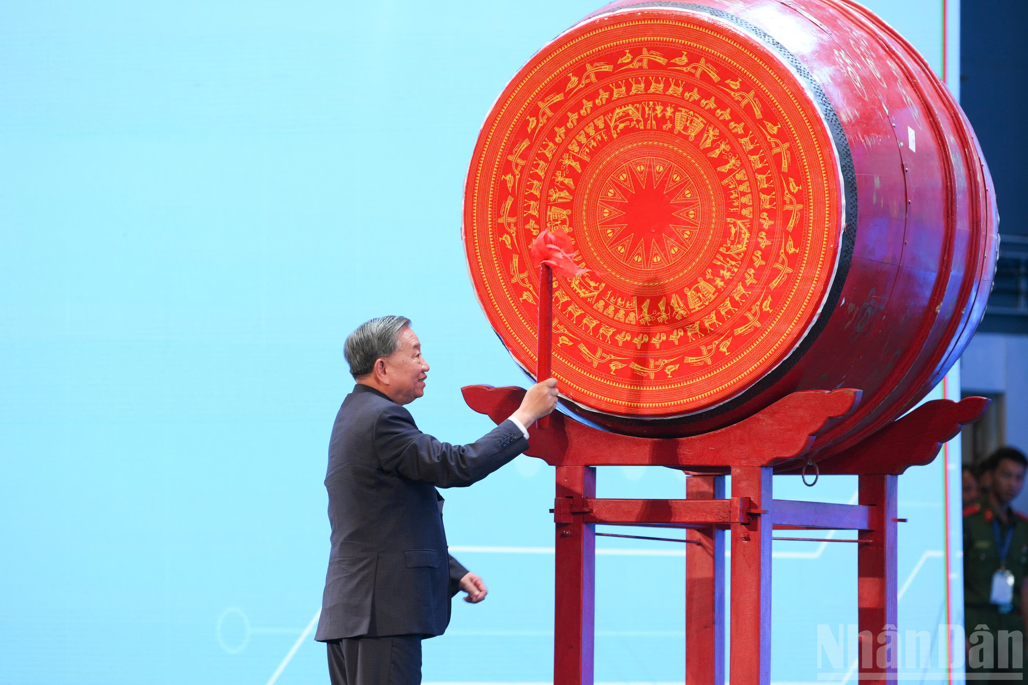 Tổng Bí thư Tô Lâm đánh trống khai giảng năm học mới 2025-2026. ndo_br_z6978595839586-f5f5788b76da34e9f3c611391fcc0036.jpg