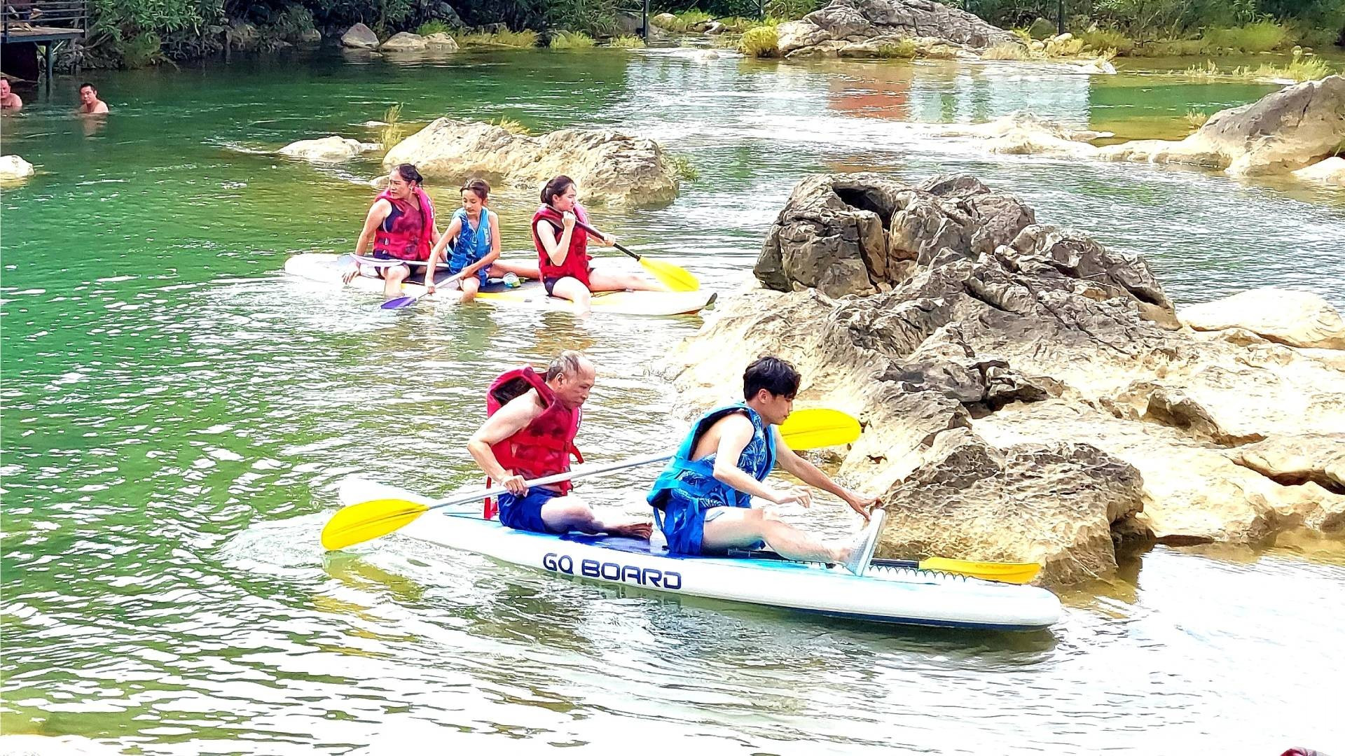 Du khách thích thú với trò chèo SUP trên khe Nước Lạnh. ndo_br_20240720-145209.jpg