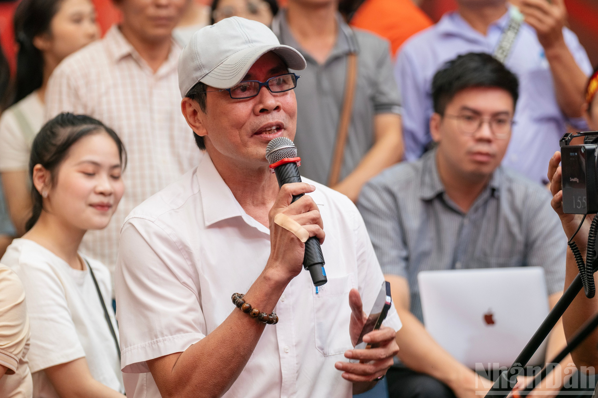 Nhà báo, nhà thơ Trần Hữu Việt, nguyên Trưởng ban Văn hóa-Văn nghệ (Báo Nhân Dân) chia sẻ cảm nhận tại sự kiện. ndo_br_bul9625.jpg