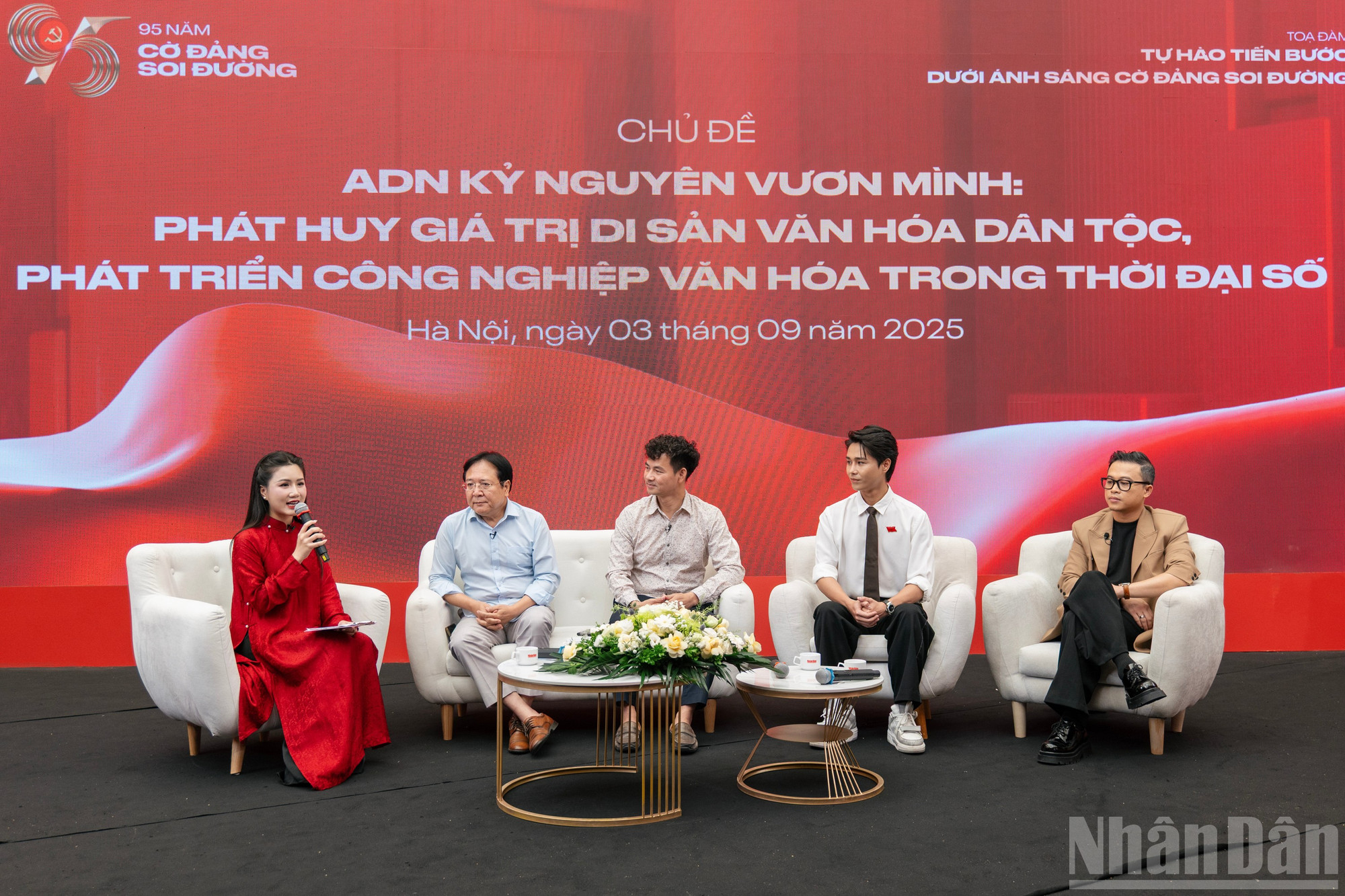 Tọa đàm "ADN Kỷ nguyên vươn mình: Phát huy giá trị di sản văn hóa dân tộc, phát triển công nghiệp văn hóa trong thời đại số" diễn ra sôi nổi trong khuôn khổ Triển lãm “95 năm Cờ Đảng soi đường”.