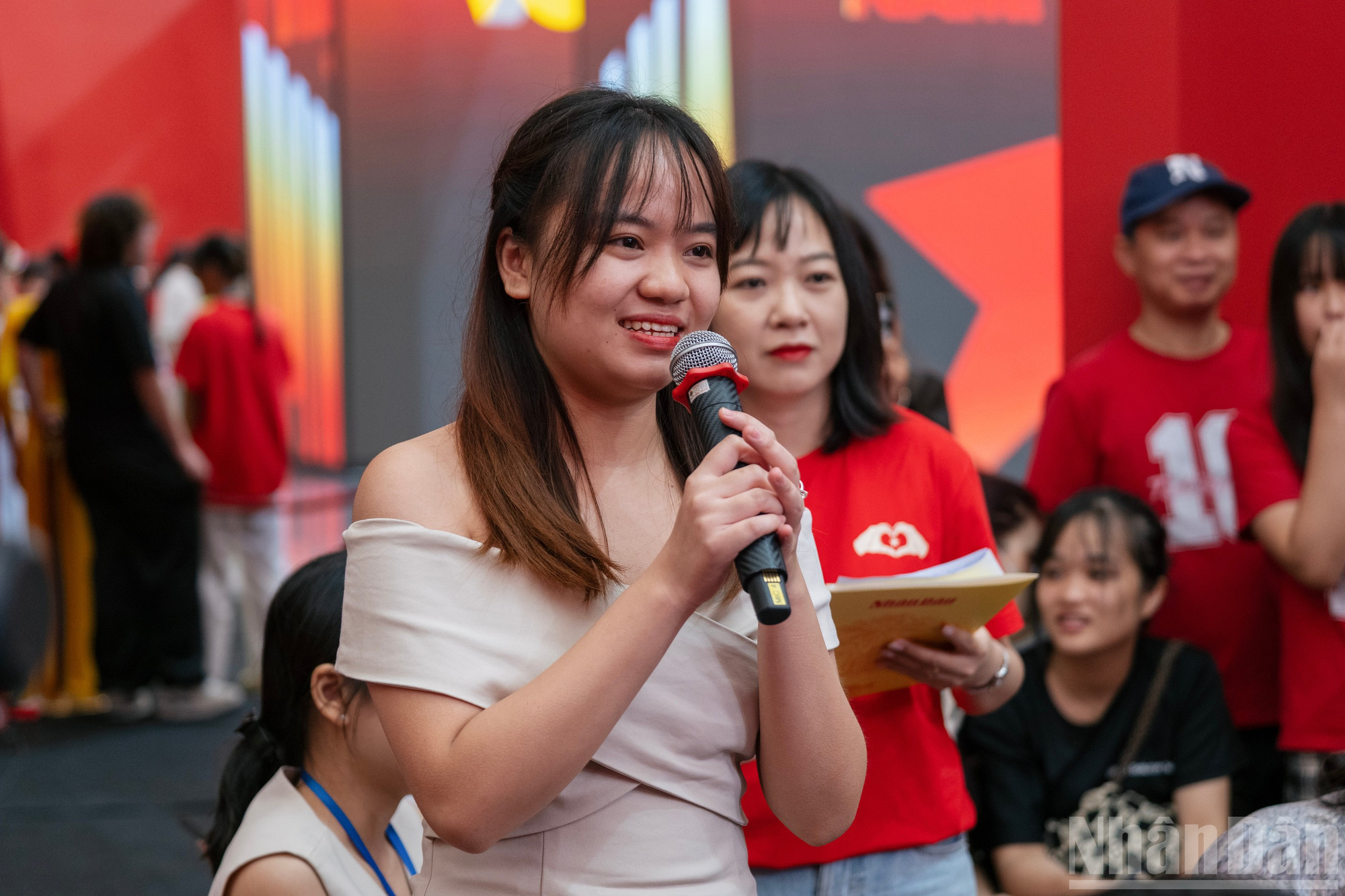 Tọa đàm thu hút các bạn trẻ tham gia và đặt câu hỏi cho các diễn giả. ndo_br_bul9568.jpg