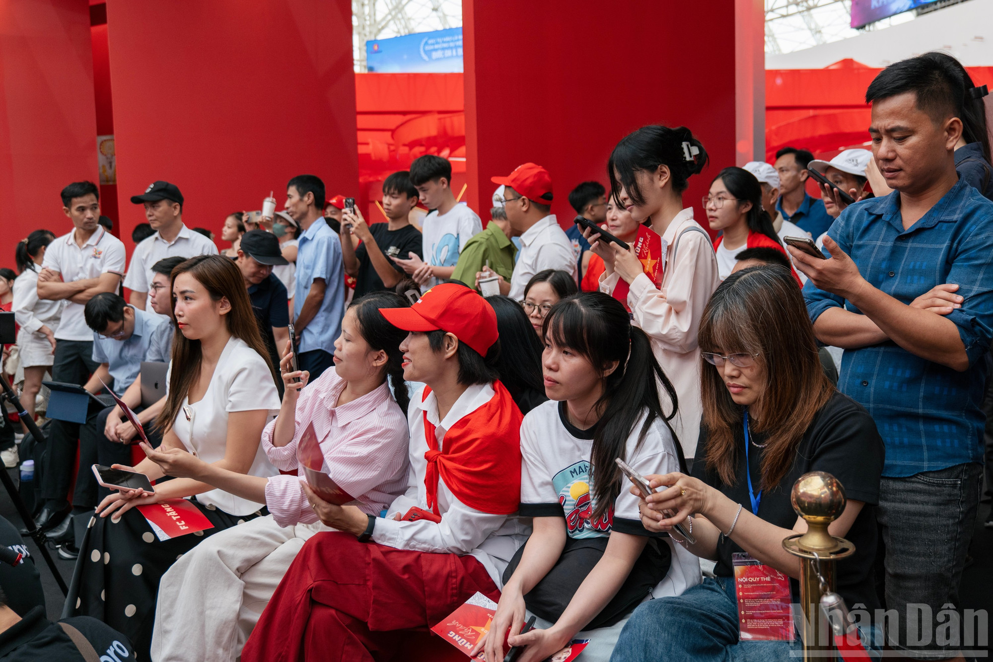 Tọa đàm "ADN Kỷ nguyên vươn mình: Phát huy giá trị di sản văn hóa dân tộc, phát triển công nghiệp văn hóa trong thời đại số" thu hút sự quan tâm của công chúng. ndo_br_bul9182.jpg
