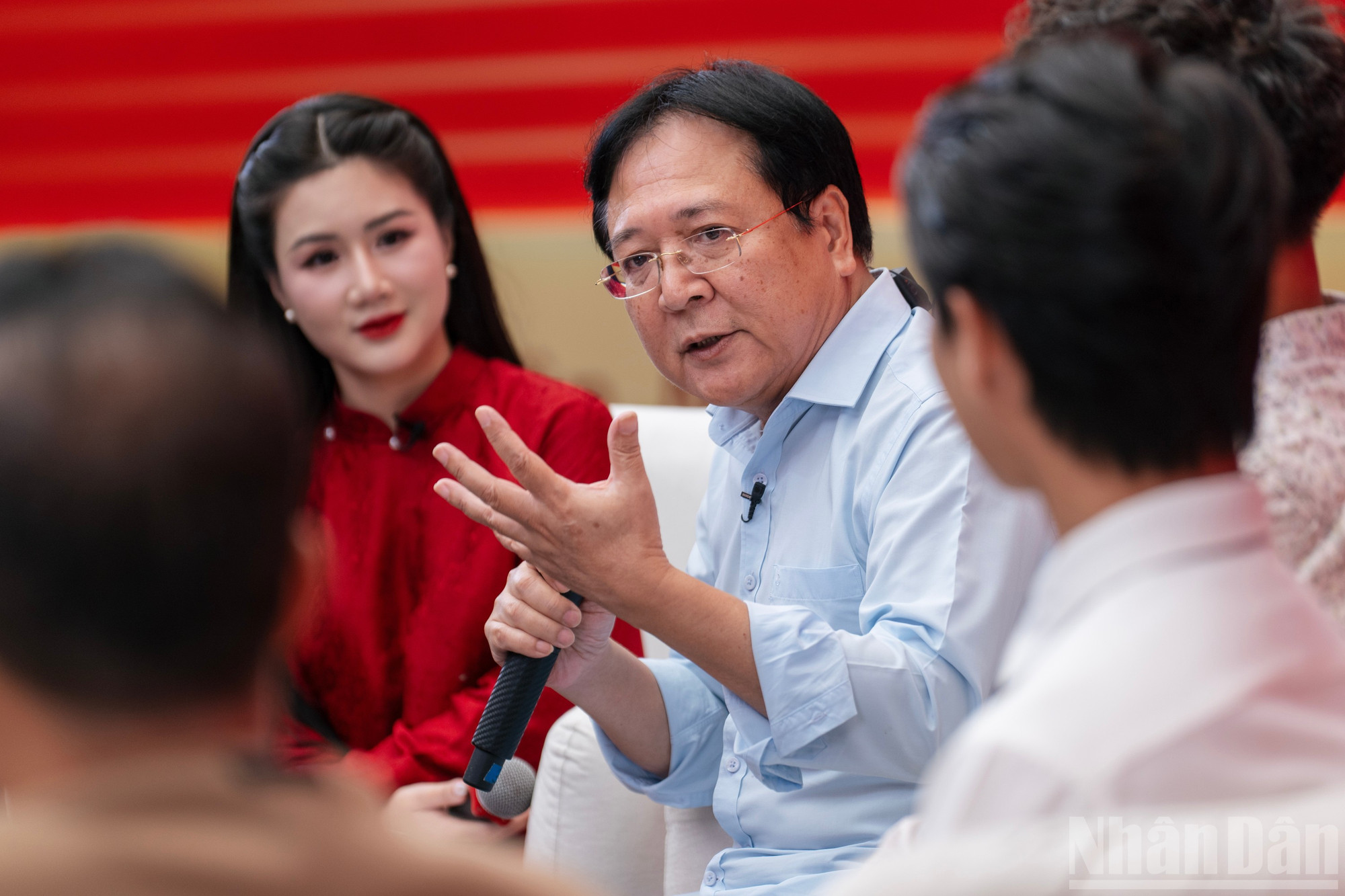 Theo Nghệ sĩ nhân dân Vương Duy Biên, nguyên Thứ trưởng Văn hóa, Thể thao và Du lịch, Chủ tịch Hiệp hội phát triển công nghiệp văn hóa Việt Nam, sản xuất sản phẩm cho nền công nghiệp văn hóa cần chú trọng vào sự sáng tạo, yếu tố bản sắc và khả năng lan tỏa. ndo_br_bul9443.jpg