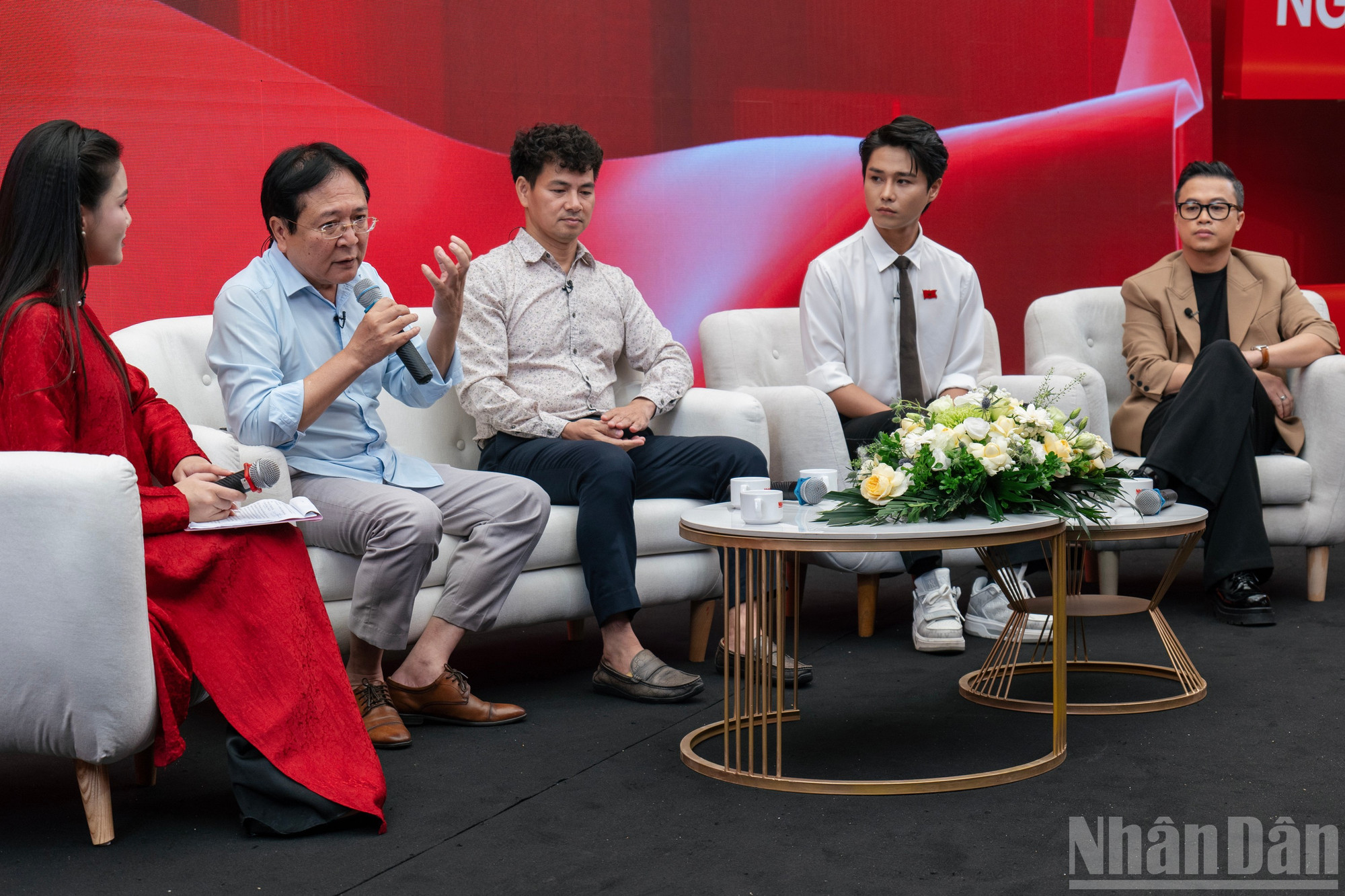 Tọa đàm có sự tham gia của các diễn giả: Nghệ sĩ nhân dân Vương Duy Biên, nguyên Thứ trưởng Văn hóa, Thể thao và Du lịch, Chủ tịch Hiệp hội phát triển công nghiệp văn hóa Việt Nam; Nghệ sĩ nhân dân Nguyễn Xuân Bắc ,Cục trưởng Nghệ thuật biểu diễn; nghệ sĩ Tăng Duy Tân và đạo diễn Đặng Lê Minh Trí. ndo_br_bul9186.jpg