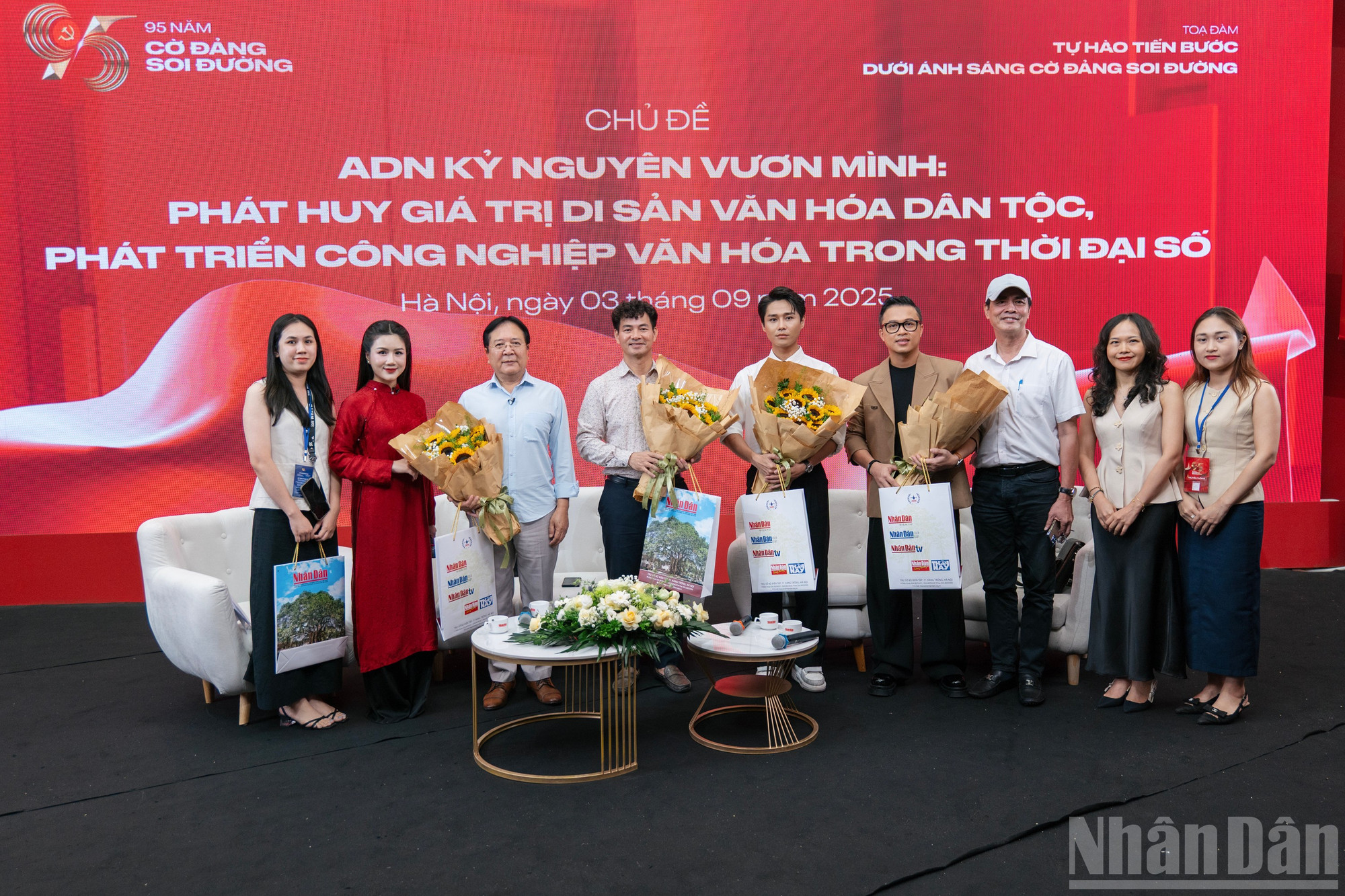 Các diễn giả chụp hình lưu niệm cùng Ban Tổ chức sau khi kết thúc sự kiện. ndo_br_bul9709.jpg
