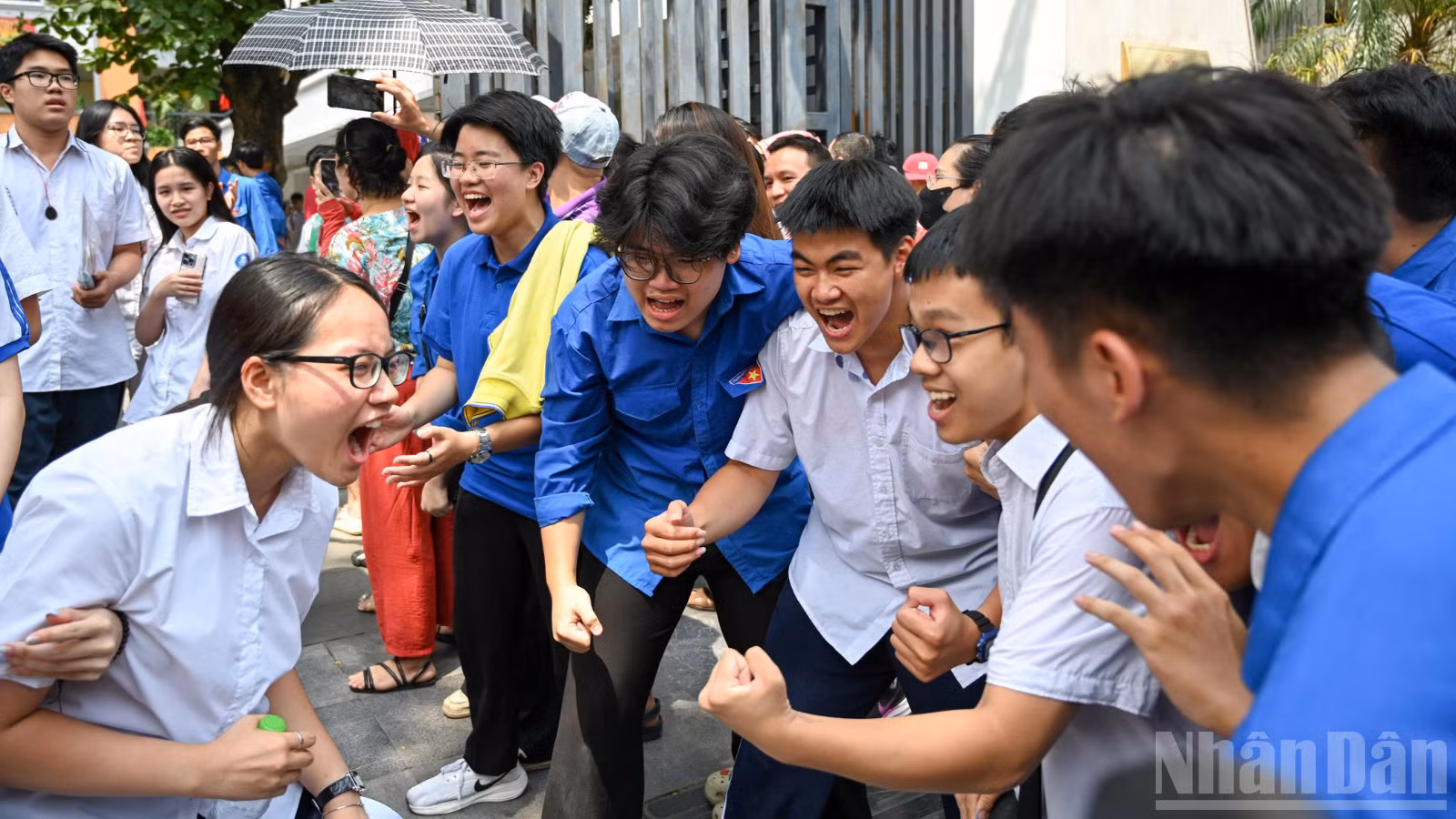 Các tình nguyện viên hòa cùng niềm vỡ òa, vui sướng của thí sinh khi hoàn thành Kỳ thi tốt nghiệp trung học phổ thông. (Ảnh: THẾ ĐẠI)