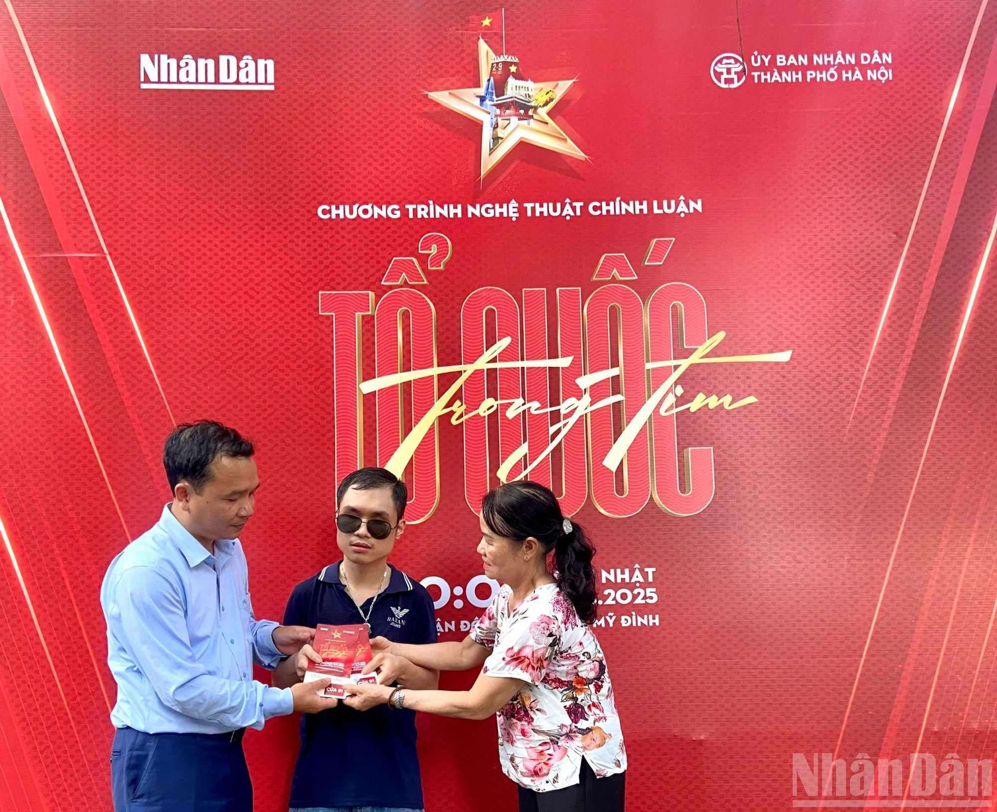 Đại diện Ban Tổ chức chương trình trao vé tham dự concert "Tổ quốc trong tim" cho khán giả Nguyễn Đăng Khánh. ndo_br_z6887642940901-3615876ff5f771f73e8181279b4bd368.jpg