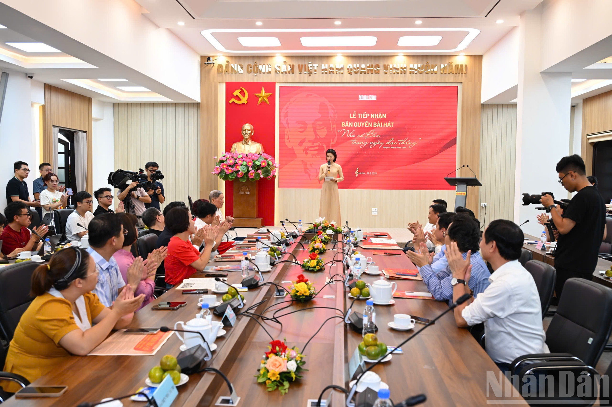 Ca khúc “Như có Bác trong ngày đại thắng” được thu âm và phát sóng trong bản tin thời sự đặc biệt của Đài Tiếng nói Việt Nam ngày 30/4/1975, công bố chiến thắng lịch sử giải phóng miền nam, thống nhất đất nước. ndo_br_z6957439616602-167735880ac5a4410d9467826fa9fc16.jpg