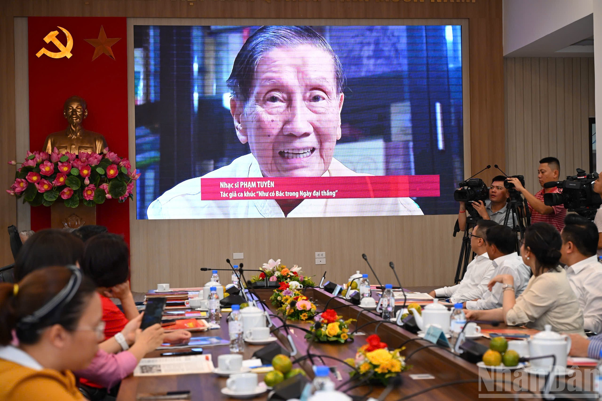 Nhạc sĩ lão thành Phạm Tuyên là một trong những nhạc sĩ tiêu biểu của âm nhạc cách mạng Việt Nam, với gia tài đồ sộ khoảng 700 tác phẩm. ndo_br_z6957439601536-e0398c129f00d1413f58ffc6d53de75b.jpg
