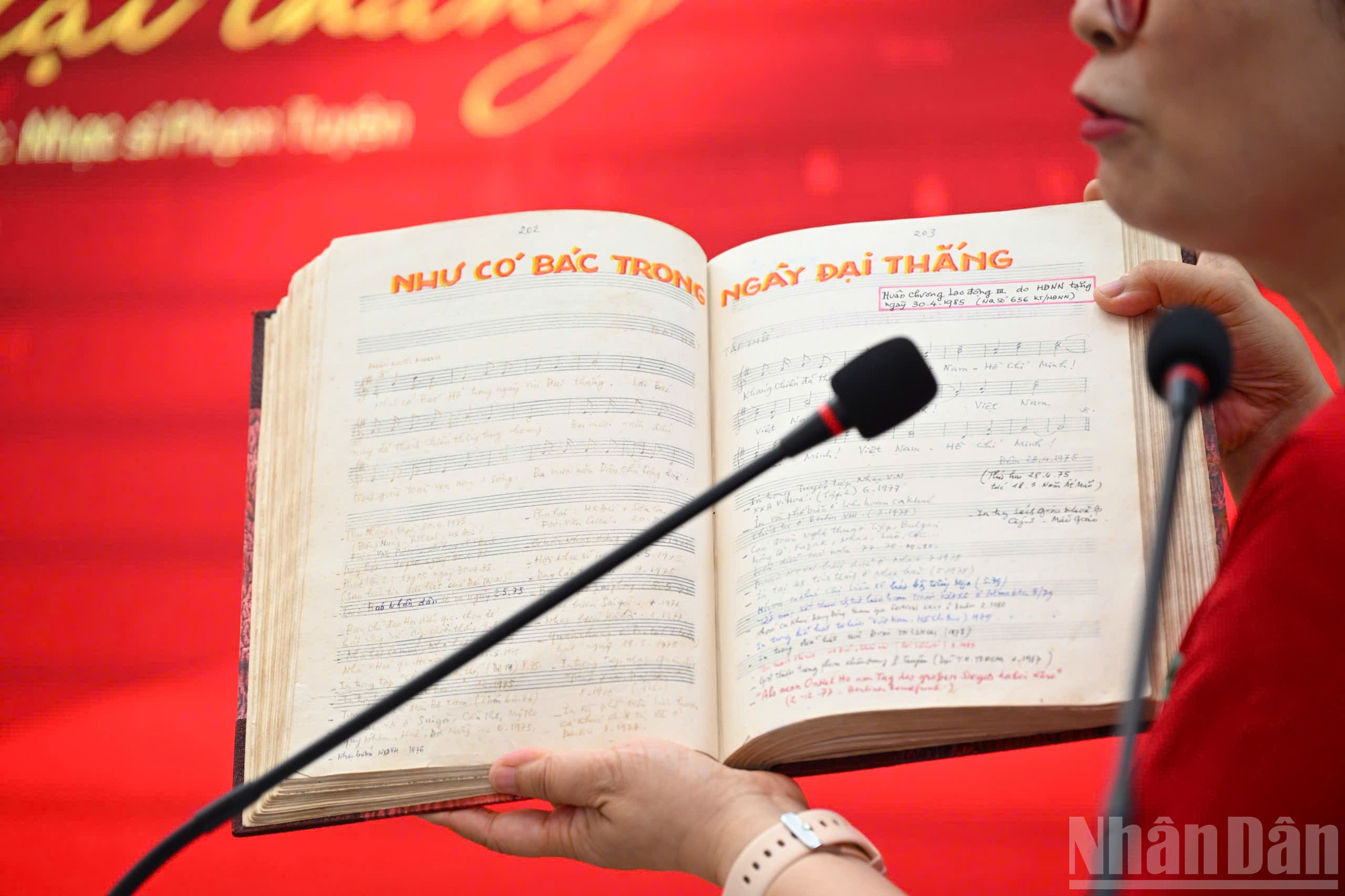 Ca khúc “Như có Bác trong ngày đại thắng” được nhạc sĩ Phạm Tuyên viết ngay ngắn trong cuốn sổ. ndo_br_z6957439509890-7b5936ed803a64fdfb229cb0263307c3.jpg