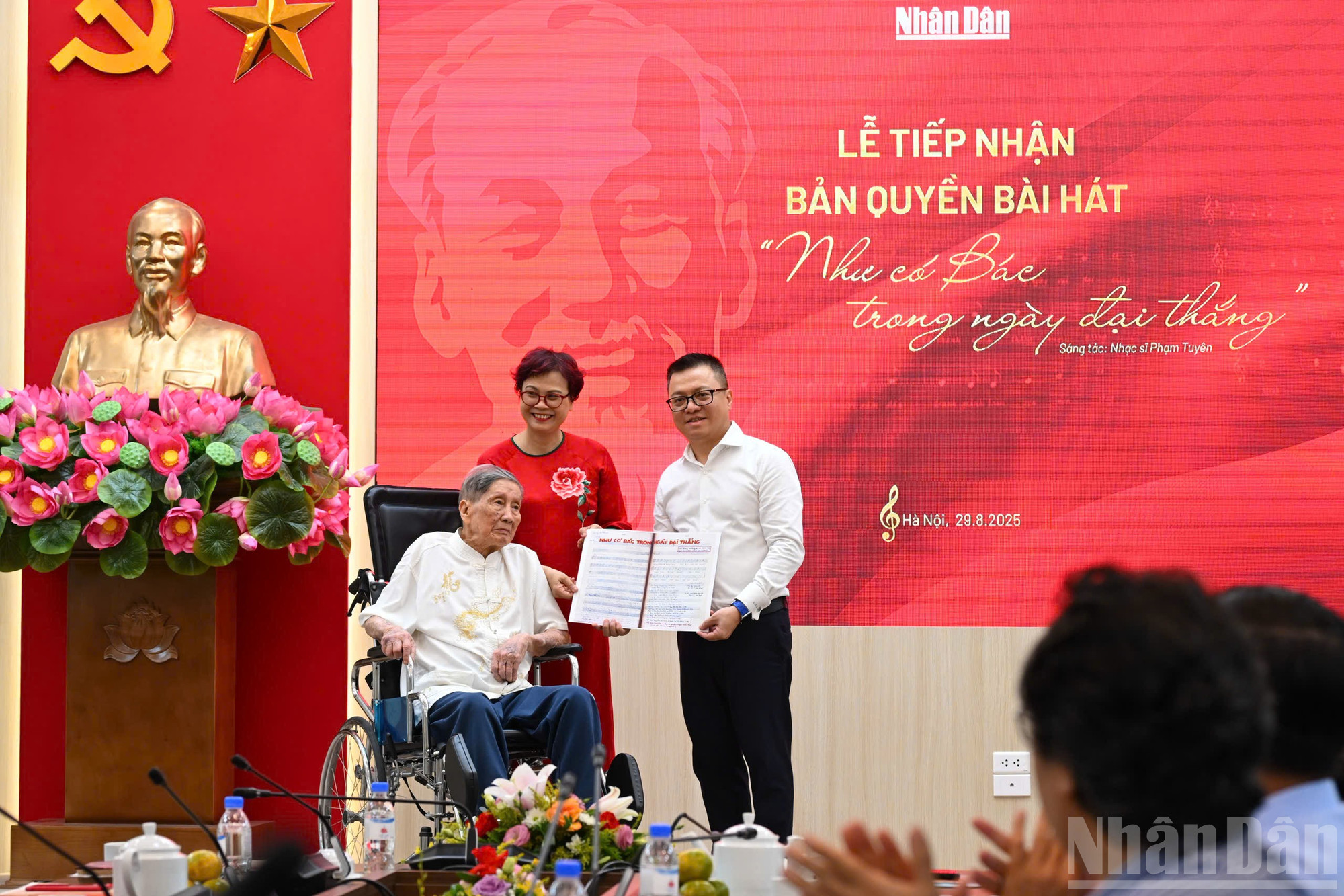 Tổng Biên tập Lê Quốc Minh nhận bản thảo bài hát "Như có Bác trong ngày đại thắng" có chữ ký đề tặng của nhạc sĩ Phạm Tuyên. ndo_br_z6957439537223-dfe29e39dcab8a8014ef45e1fd59b7df.jpg