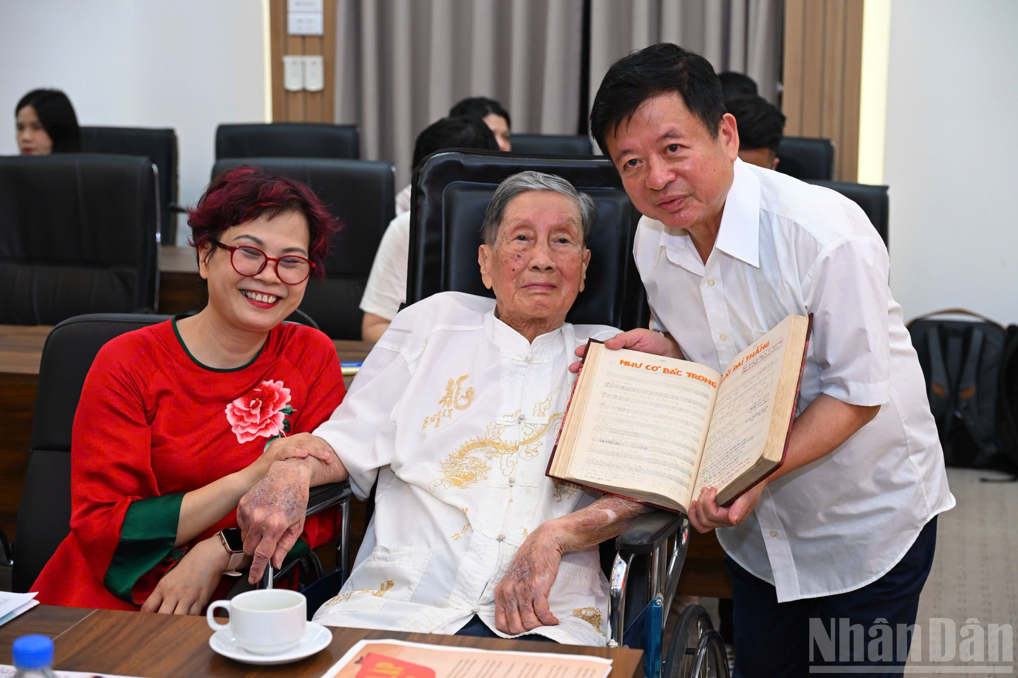 Nhạc sĩ Phạm Tuyên và con gái chụp hình lưu niệm cùng Chủ tịch Ủy ban Liên hiệp các Hội Văn học-Nghệ thuật Việt Nam Đỗ Hồng Quân. ndo_br_z6957439630647-d6a23e0f69c48ceca67d018908ff29bf.jpg