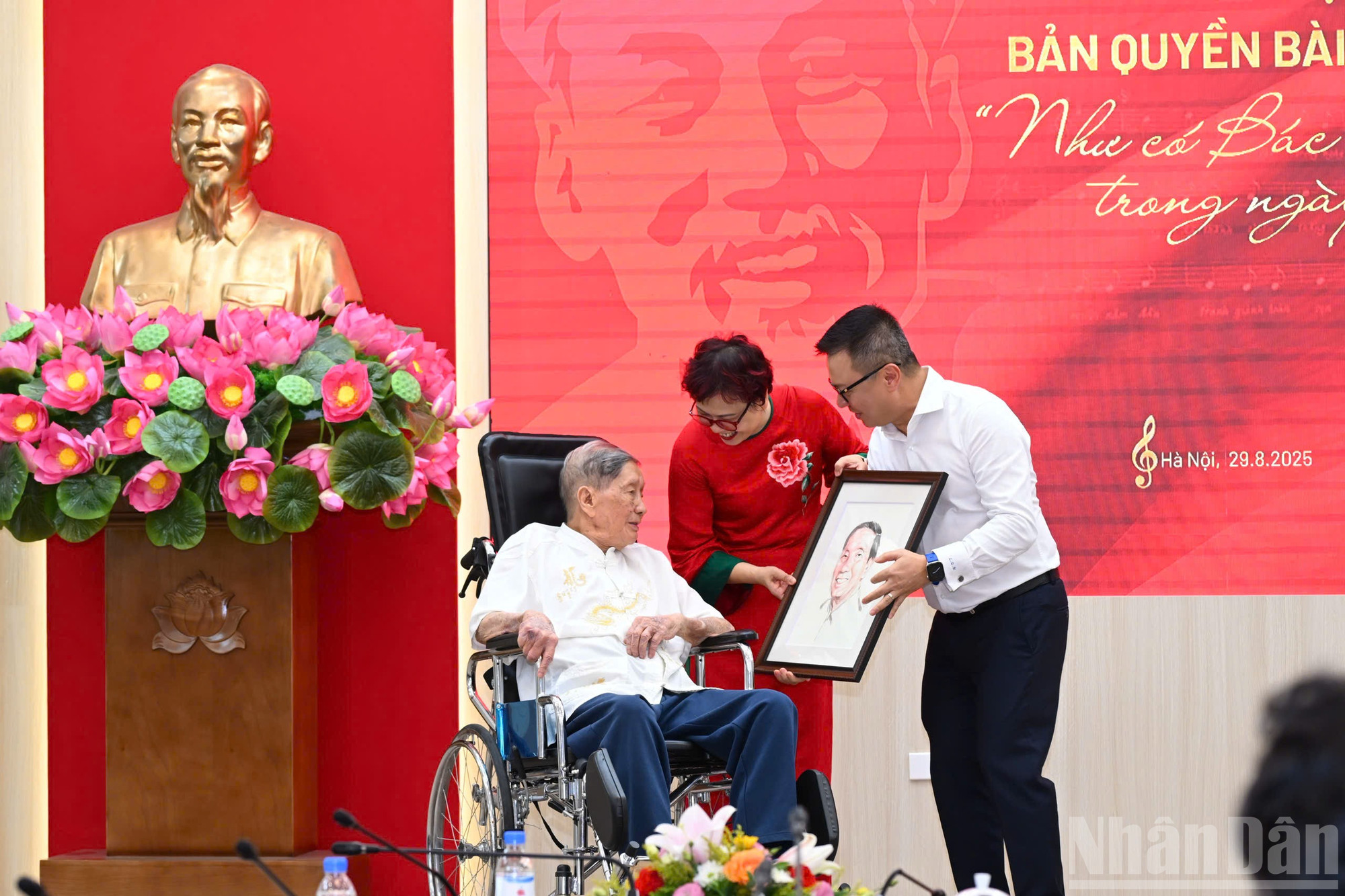Tại sự kiện, Báo Nhân Dân trao tặng bức chân dung về nhạc sĩ Phạm Tuyên cho gia đình nhạc sĩ. ndo_br_z6957439534296-a8c1b5463fd0be67c7ffa0c1a2ad31ed.jpg