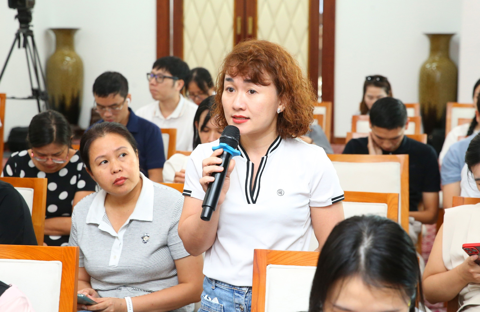 Phóng viên các cơ quan báo chí đặt câu hỏi tại Họp báo giới thiệu về Giải thưởng Du lịch Việt Nam năm 2025. z7038153344671-8aee91730ee86d124a7aa01114edbeb6.jpg