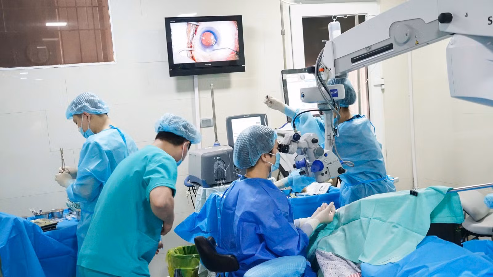 Dự án "Mắt sáng cộng đồng" bố trí các xe phẫu thuật lưu động đạt chuẩn bệnh viện để hỗ trợ người dân vùng sâu, vùng xa.