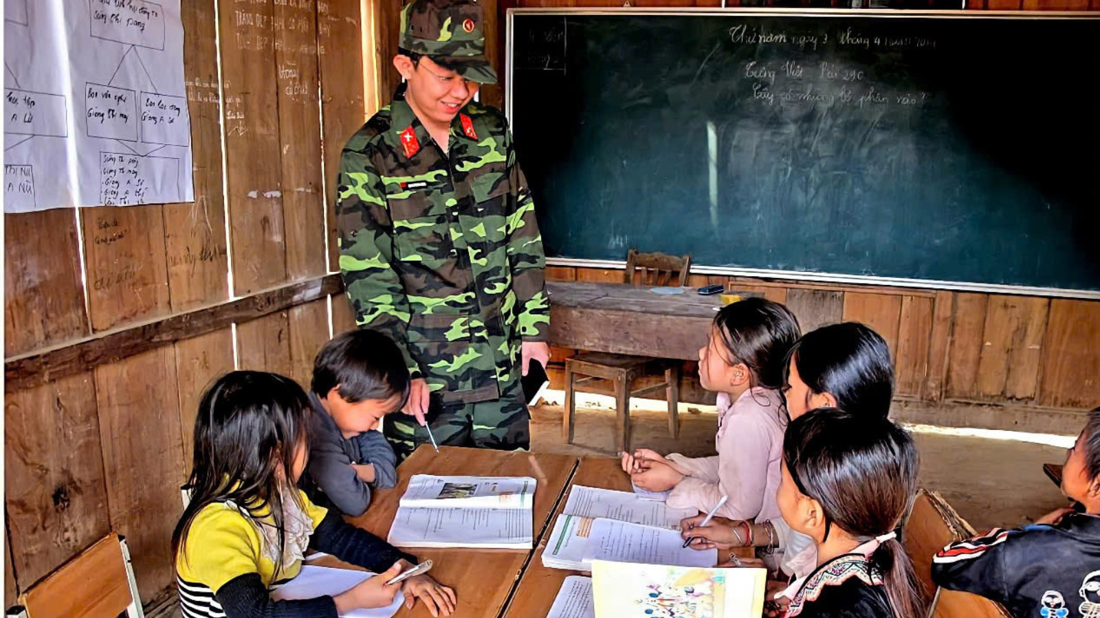 "Thầy giáo" Hoàng Trường Giang trong một tiết giảng dạy cho các học sinh vùng cao.
