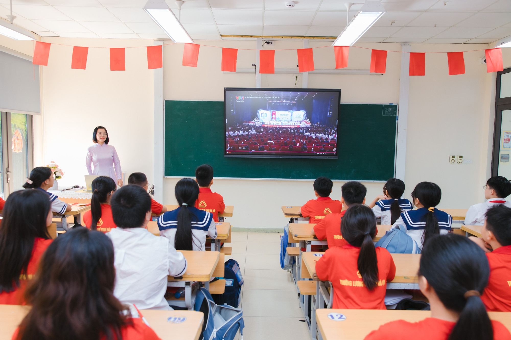 教室では、学生たちがVTVで生中継された教育分野の伝統の80周年と2025~2026年度の開学を見守った。 mic-8507.jpg