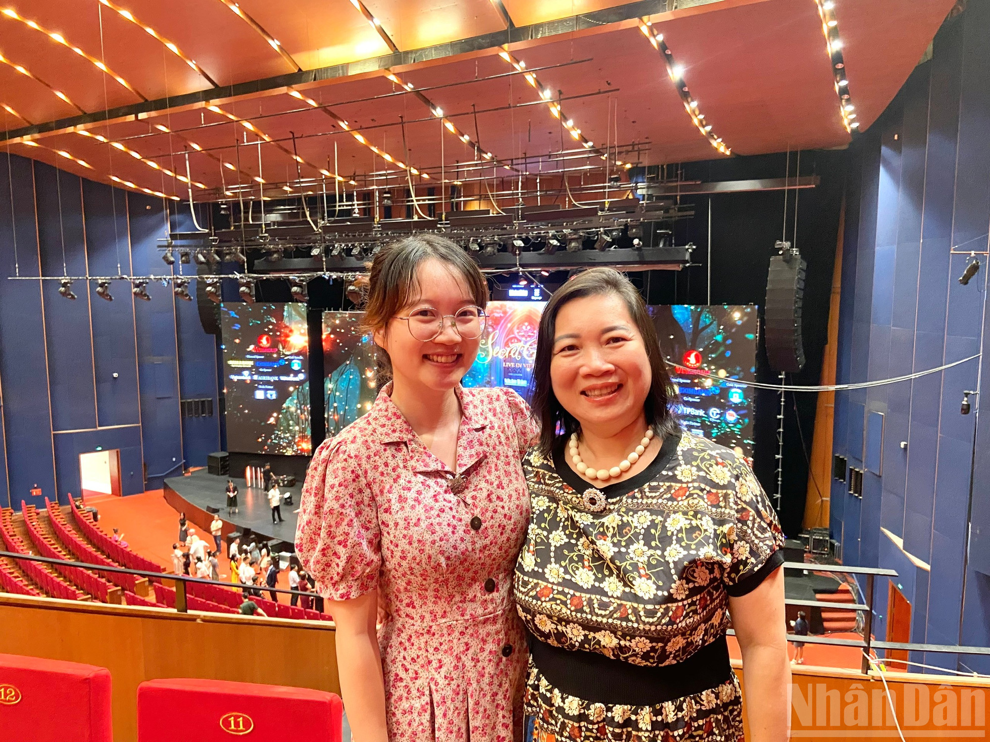 Khán giả Nguyễn Thị Mỹ Hà cùng con gái Nguyễn Thanh Mai tại đêm nhạc "Secret Garden Live in Vietnam". ndo_br_z7134368057399-af7dc54d286fbdc30cd7a233b730b9ed.jpg