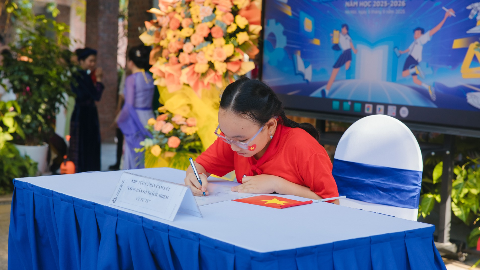 Học sinh ký cam kết "Công dân số trách nhiệm và tử tế" trong Lễ khai giảng năm học 2025-2026. Nhà trường mong muốn, qua cam kết này, gửi gắm thông điệp tới các học sinh: hãy biết ứng xử văn minh, tử tế và có trách nhiệm trên không gian mạng, cũng như trong trường học.