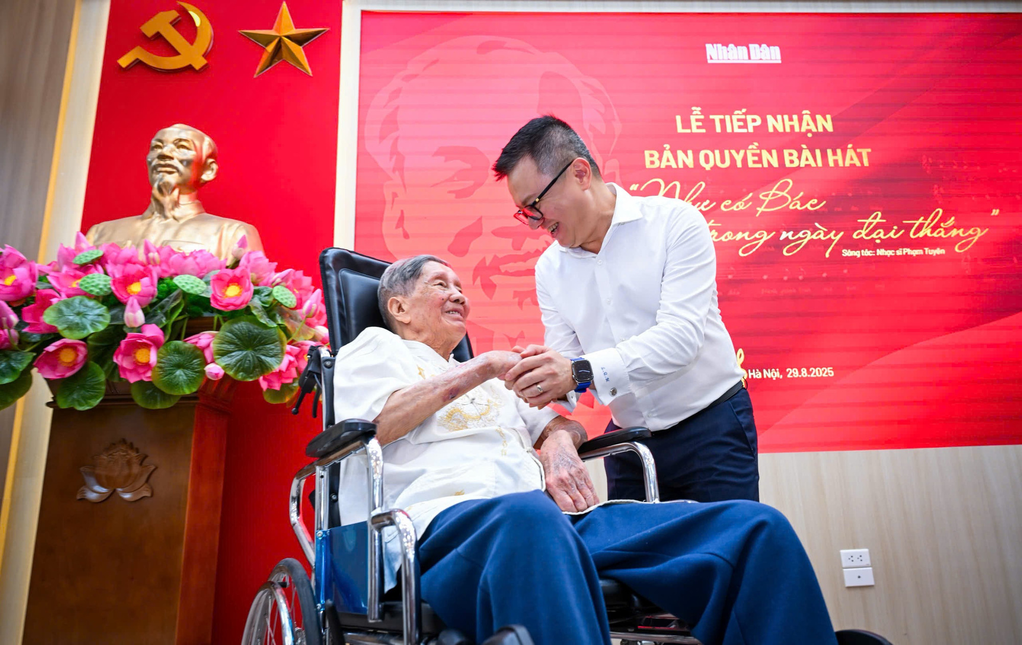 Nhạc sĩ Phạm Tuyên xúc động cầm tay Tổng Biên tập Báo Nhân Dân Lê Quốc Minh. z6957432762701-b006ea59651a148a9507711f315d41d7.jpg