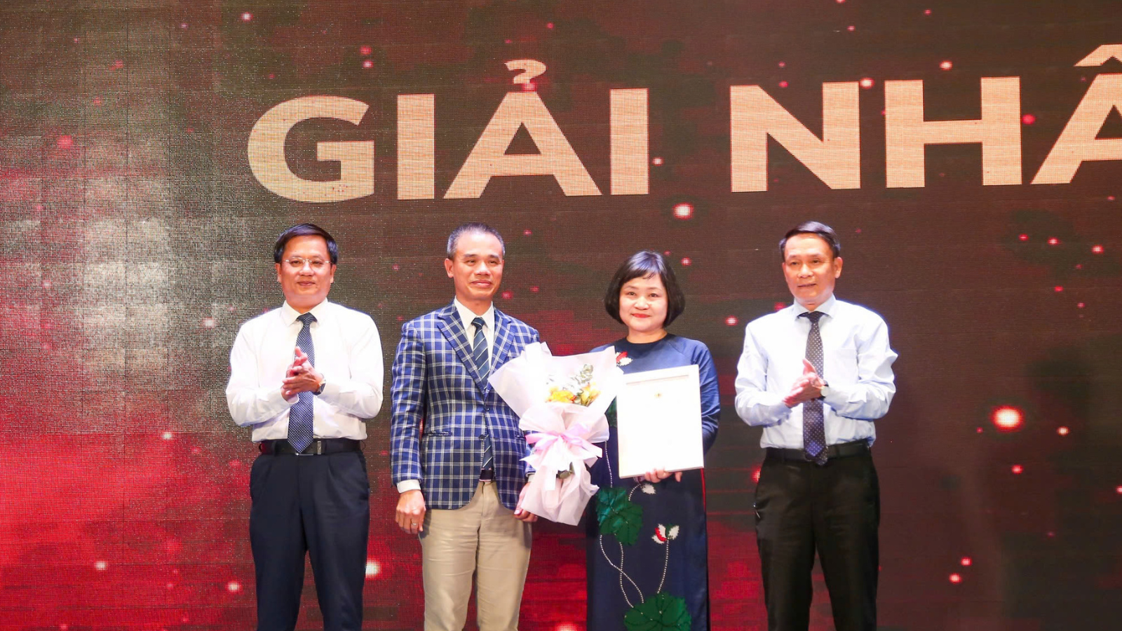 Nữ tác giả Nguyễn Thụy Anh đoạt giải Nhất Cuộc thi viết “Cha và con gái” lần 3 với bài dự thi "Giọng cha".