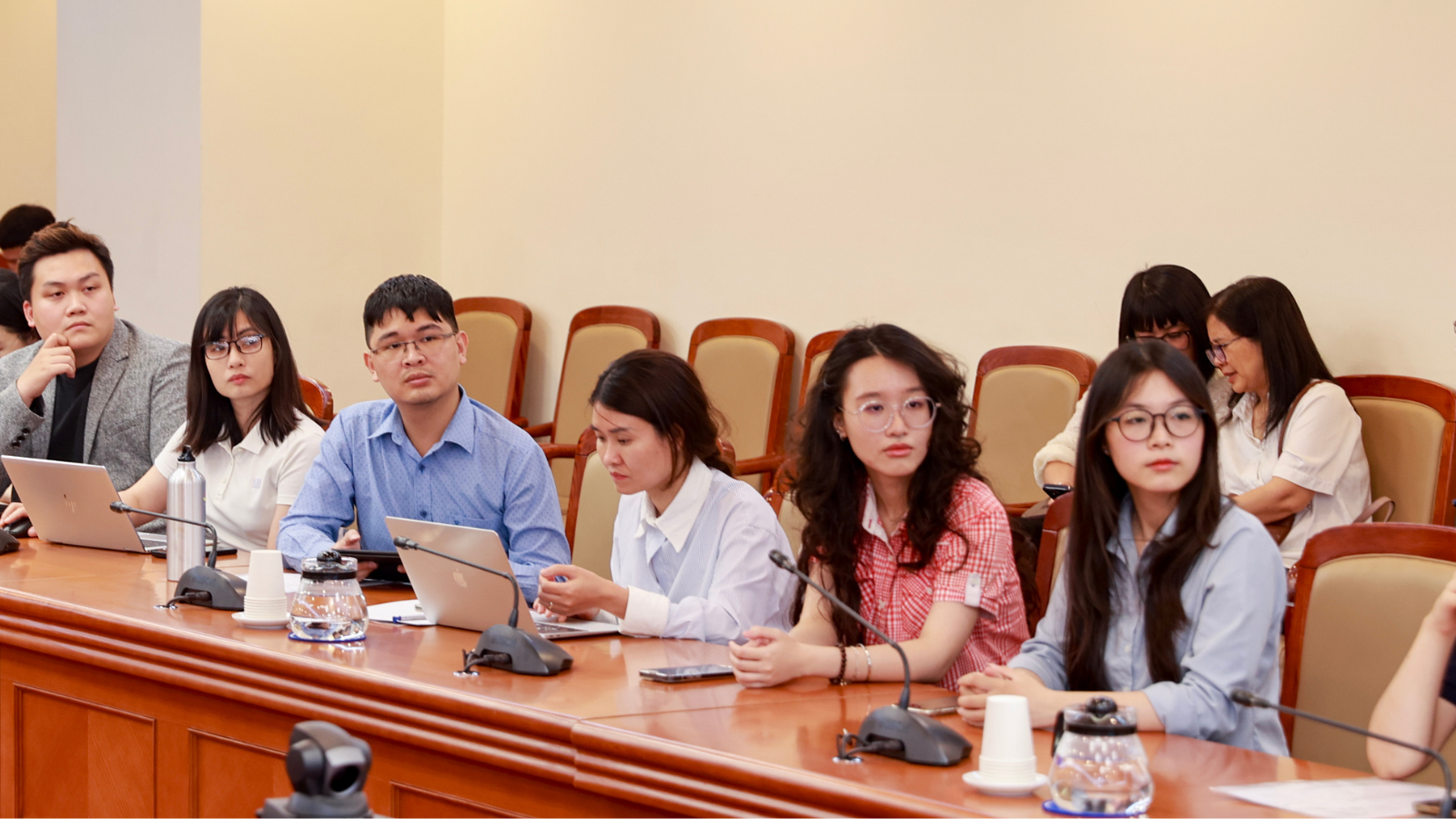 Tại tọa đàm, một số bạn trẻ cho biết, họ thích tiếp cận nội dung thông qua việc nghe và xem nhiều hơn là đọc. thiet-ke-chua-co-ten-16.png