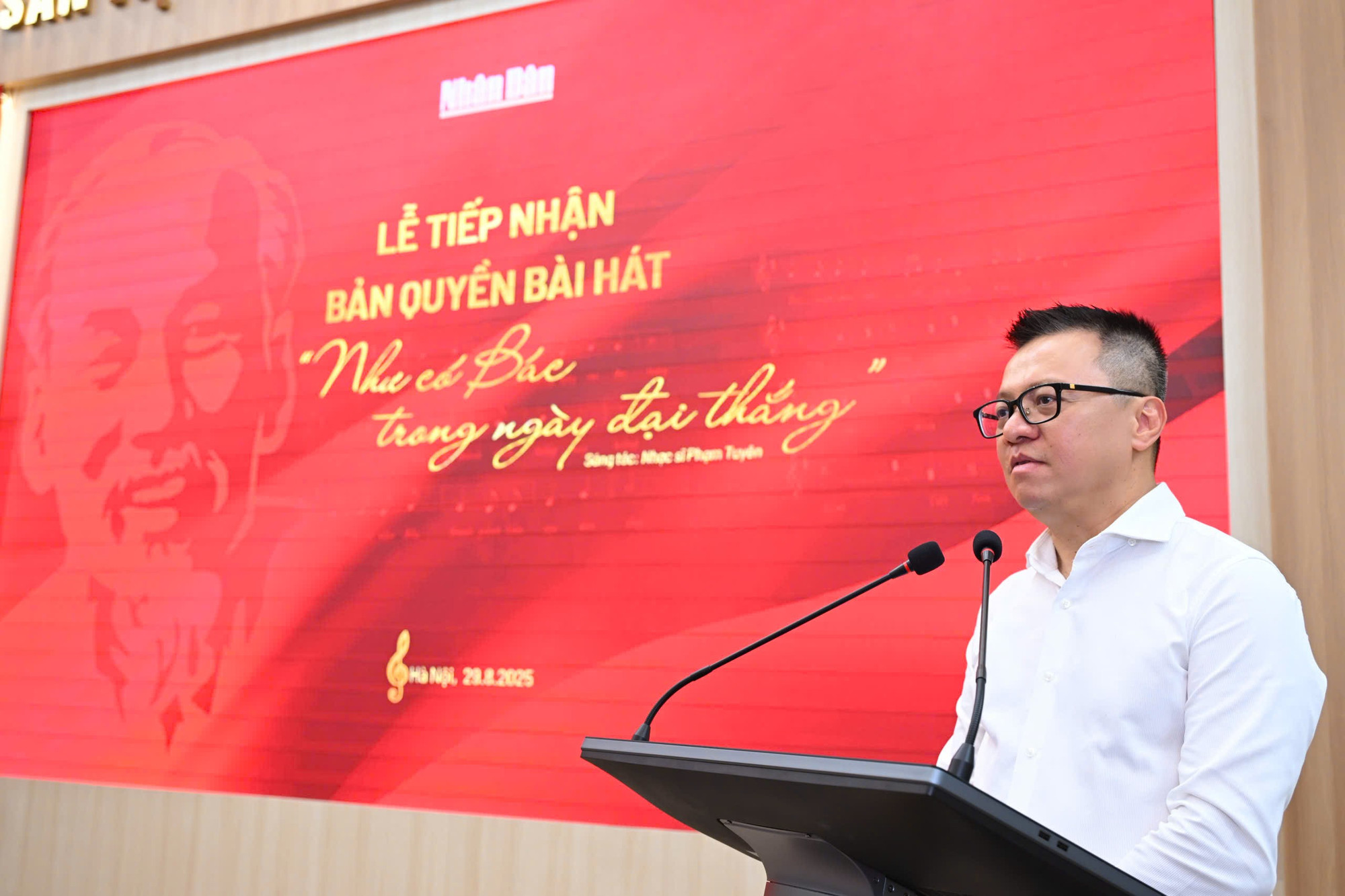 Đồng chí Lê Quốc Minh, Ủy viên Trung ương Đảng, Tổng Biên tập Báo Nhân Dân, Phó Trưởng Ban Tuyên giáo và Dân vận Trung ương, Chủ tịch Hội Nhà báo Việt Nam, chia sẻ, bài hát “Như có Bác trong ngày đại thắng” đã trở thành khúc khải hoàn của tinh thần đại đoàn kết và khát vọng độc lập. z6957439570615-8eb75594dc6f6e1589729839648a9999.jpg