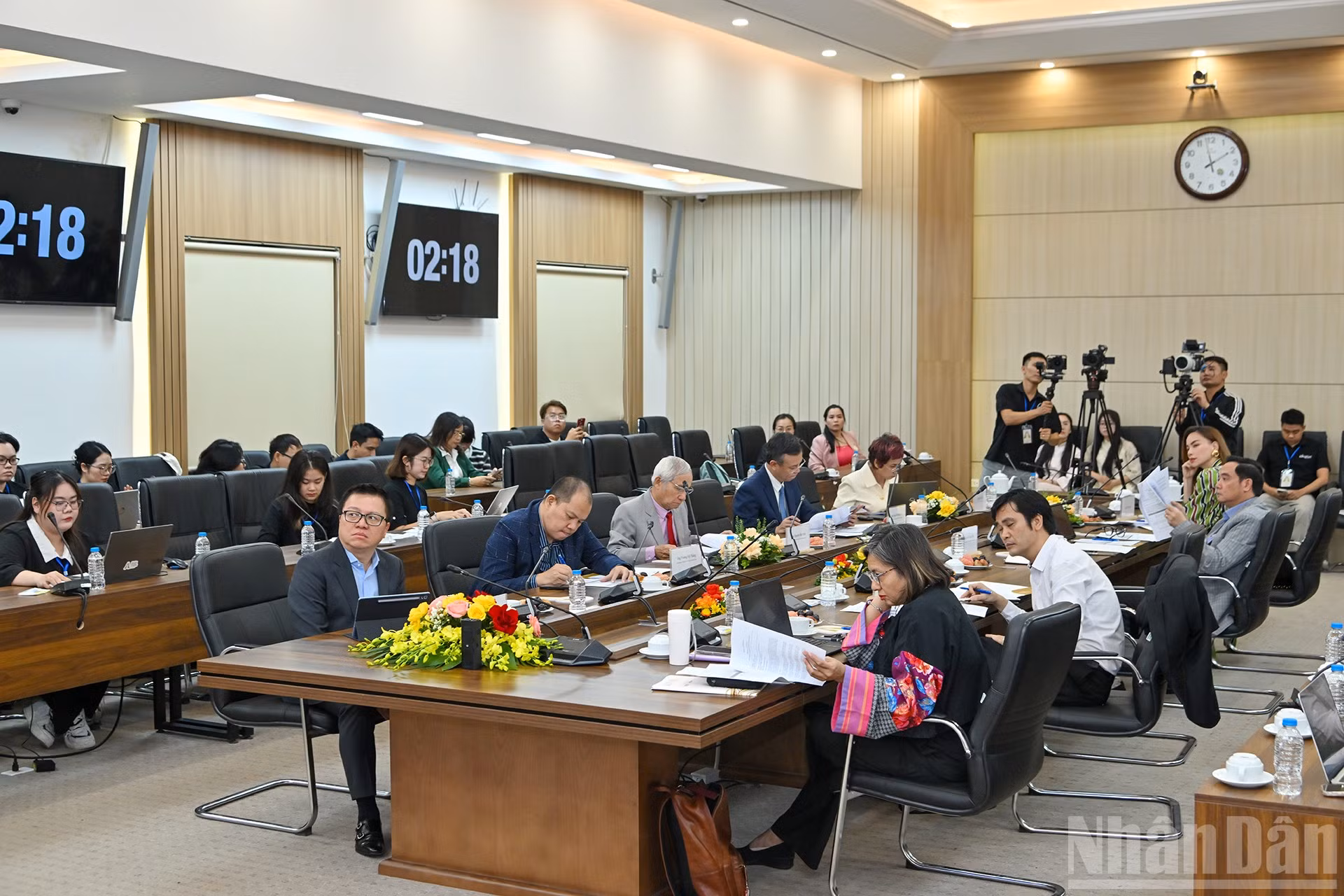 Hội đồng Giám khảo lắng nghe phần chia sẻ của các dự án và đặt câu hỏi sau mỗi phần trình bày.