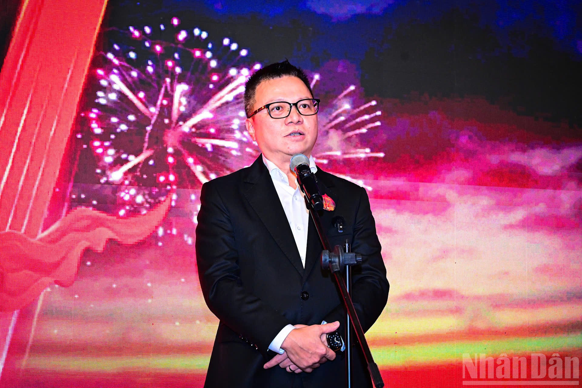 Phát biểu tại sự kiện, ông Lê Quốc Minh, Ủy viên Trung ương Đảng, Tổng Biên tập Báo Nhân Dân, Phó Trưởng ban Tuyên giáo và Dân vận Trung ương, Chủ tịch Hội Nhà báo Việt Nam chia sẻ, “Tổ quốc trong tim: The Concert Film” không chỉ là bộ phim hòa nhạc, mà còn là lời tri ân sâu sắc gửi đến Tổ quốc và những giá trị thiêng liêng của dân tộc. ndo_br_z7123851424032-23b202e64f2df9ba9b01c301353dd02c.jpg