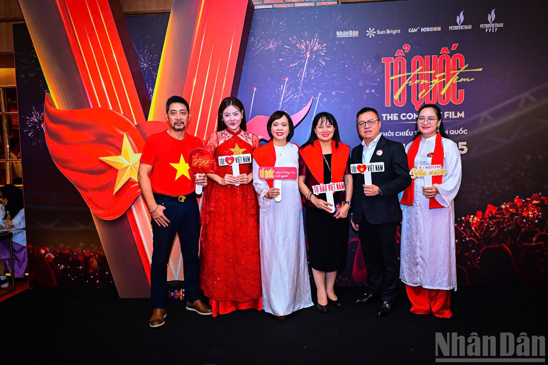 Buổi lễ ra mắt phim diễn ra tại rạp CGV Metropolis (Liễu Giai, Hà Nội) với sự tham dự của lãnh đạo các cơ quan Trung ương, đại diện Báo Nhân Dân, đơn vị đồng hành, nghệ sĩ, ê-kíp sản xuất, cùng đông đảo cơ quan báo chí và công chúng yêu nghệ thuật. ndo_br_z7123851955469-72dc0c8cfb271bd3103b87fa8bcd8d60.jpg