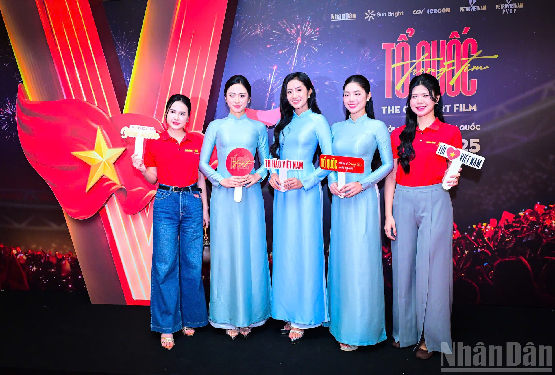 Các người đẹp tham dự sự kiện. ndo_br_z7123851613751-e7df4f641ff7147fa75bf0a05b077393.jpg