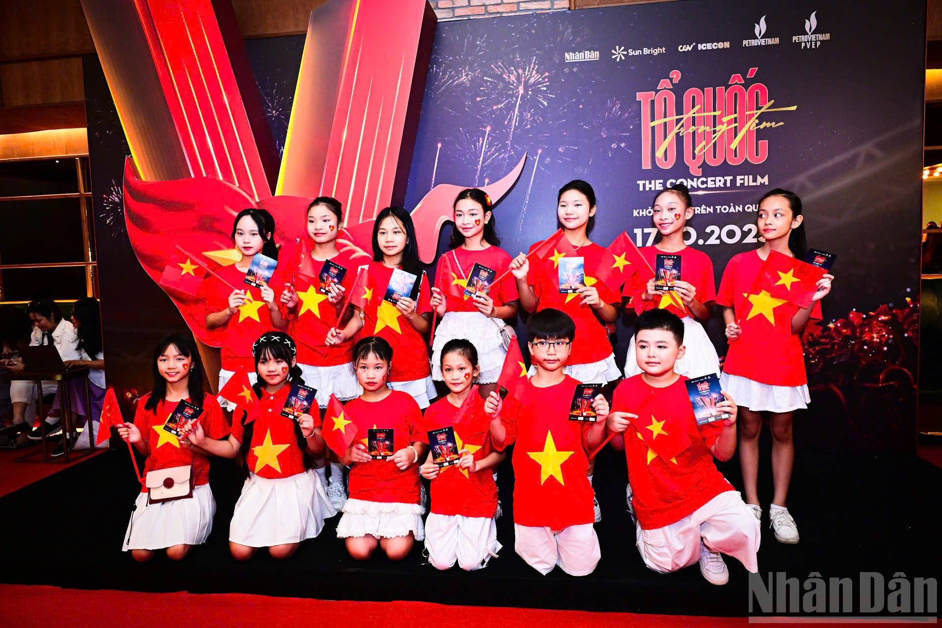 Các khán giả nhí háo hức khi đón xem “Tổ quốc trong tim: The Concert Film”. ndo_br_z7123801095481-e072425f15848504db322d3165188978.jpg