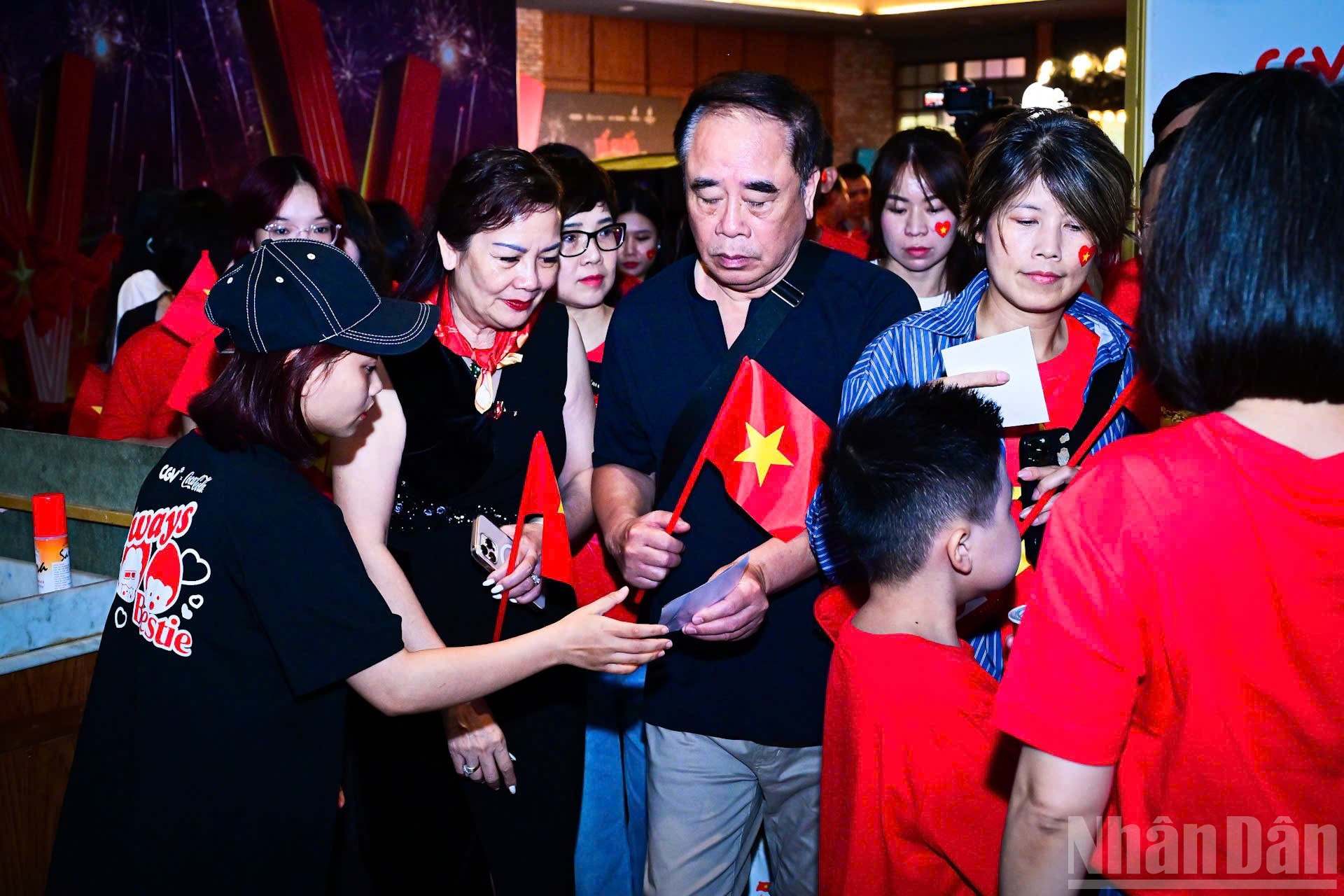 Những khán giả đầu tiên được xem “Tổ quốc trong tim: The Concert Film”. ndo_br_z7123801170340-6ba4b9674df5f31227a6b4aa0eea3ee5.jpg