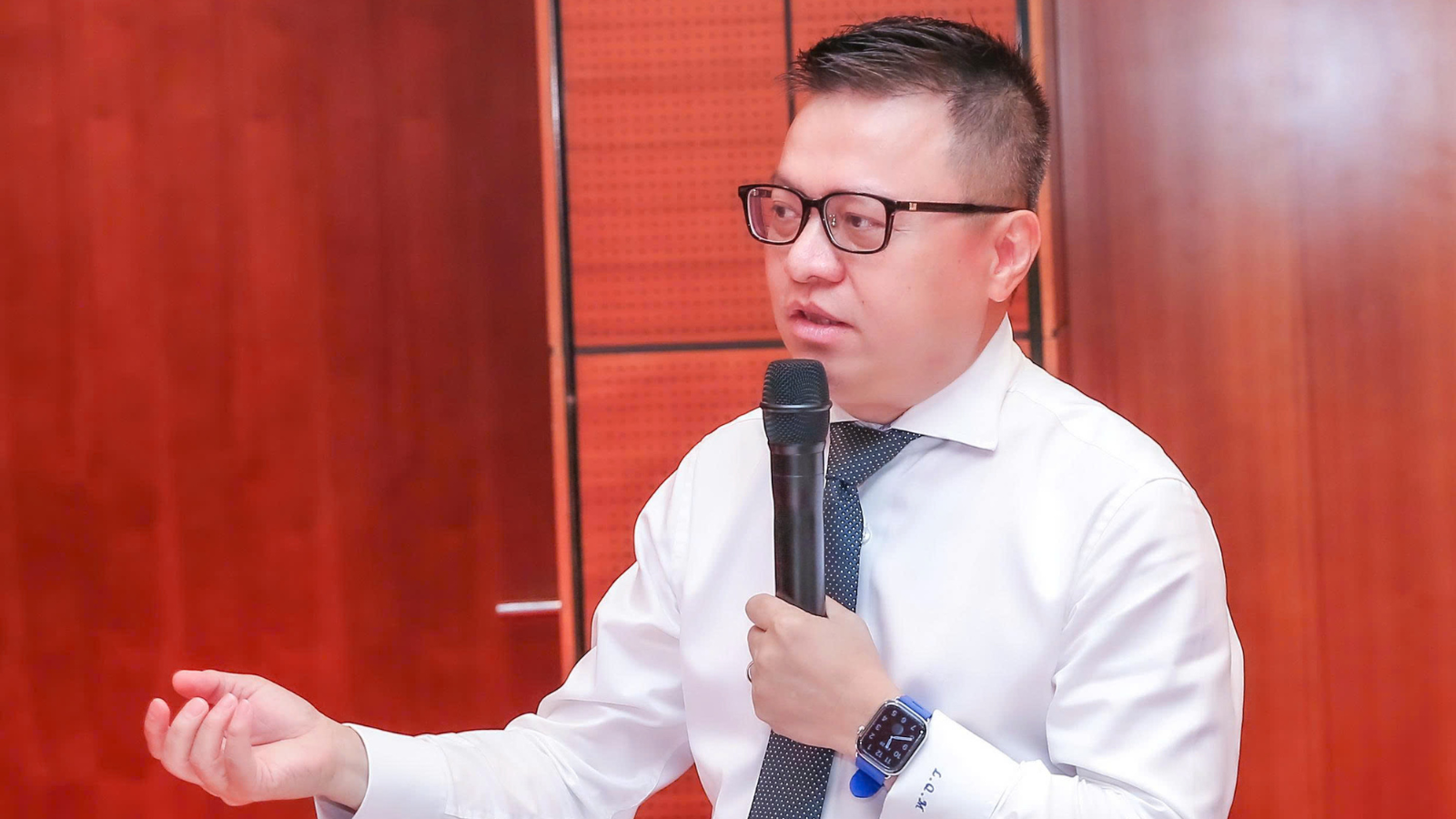 Tổng Biên tập Báo Nhân Dân Lê Quốc Minh nhấn mạnh, doanh nghiệp có trách nhiệm với báo chí đồng nghĩa với việc đang bảo vệ chính mình. (Ảnh: TRẦN HẢI/CLO) thiet-ke-chua-co-ten-25.png