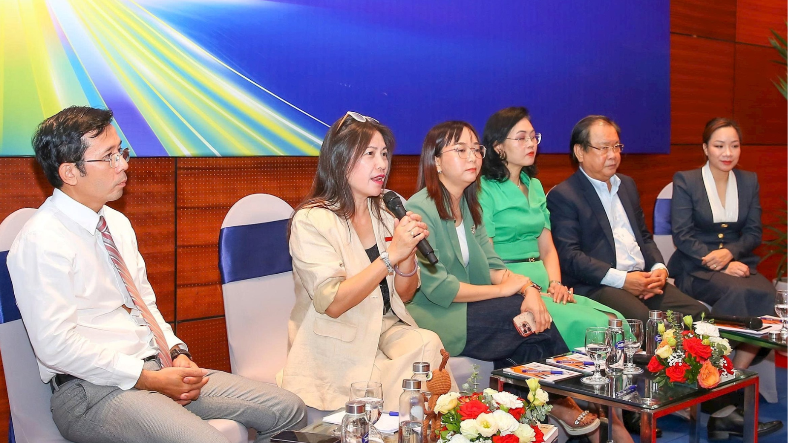 Theo bà Nguyễn Ngọc Diệp, Phó Tổng Biên tập Tạp chí Kinh tế Việt Nam, những sản phẩm phái sinh từ báo chí mang lại doanh thu rất hiệu quả. (Ảnh: TRẦN HẢI/CLO) thiet-ke-chua-co-ten-23.png