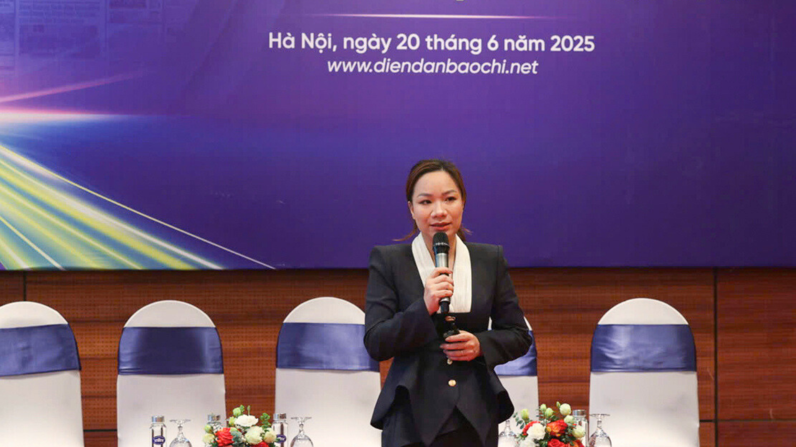 Bà Phan Đặng Trà My, Phó Tổng Giám đốc VCCorp phát biểu tại sự kiện. (Ảnh: LÊ PHÚ/TTXVN) thiet-ke-chua-co-ten-22.png