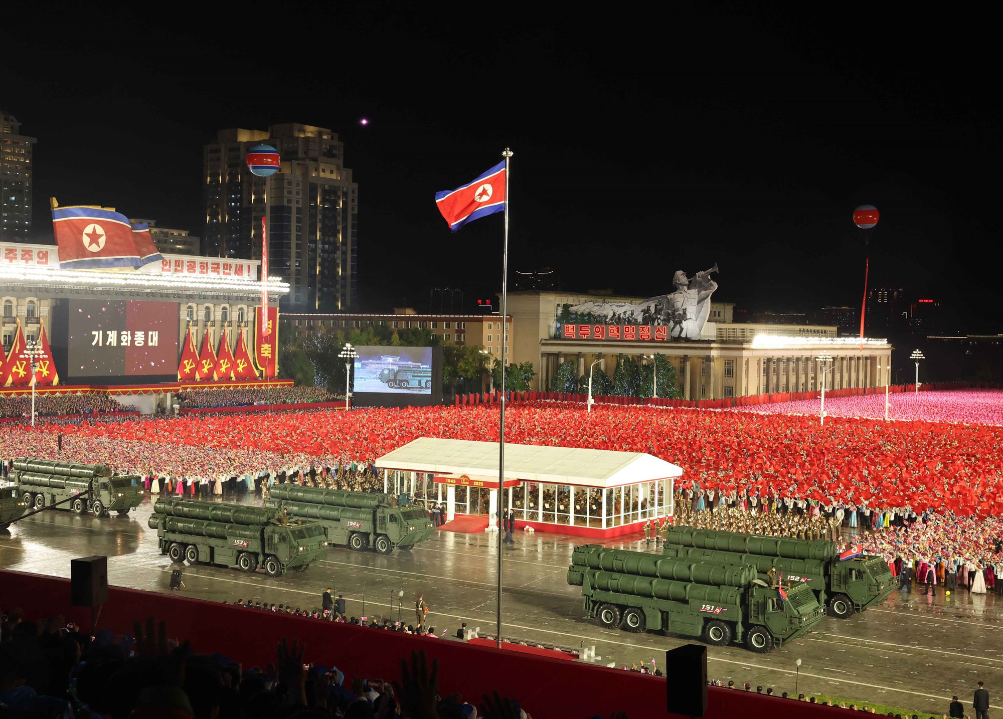 Парад в честь 80-летия основания Трудовой партии Кореи. vna-potal-tong-bi-thu-du-le-duyet-binh-ky-niem-80-nam-thanh-lap-dang-lao-dong-trieu-tien-8332004.jpg