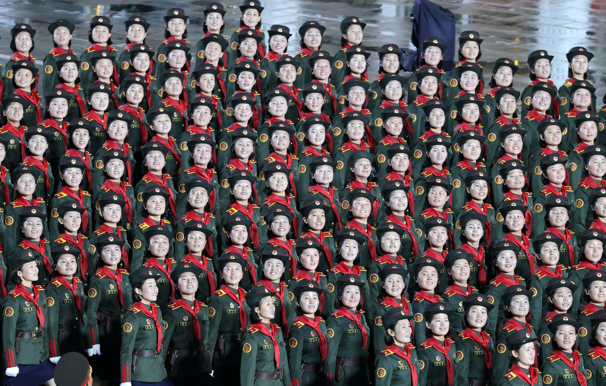 Парад в честь 80-летия основания Трудовой партии Кореи. vna-potal-tong-bi-thu-du-le-duyet-binh-ky-niem-80-nam-thanh-lap-dang-lao-dong-trieu-tien-8332007.jpg