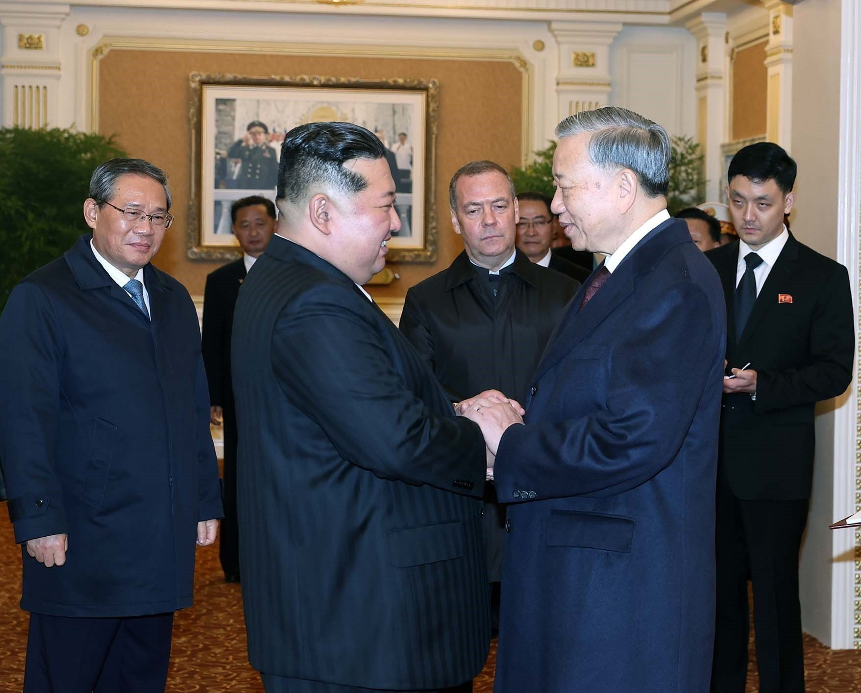 Tổng Bí thư Tô Lâm với Tổng Bí thư Đảng Lao động Triều Tiên, Chủ tịch Quốc vụ nước Cộng hòa Dân chủ Nhân dân Triều Tiên Kim Jong Un.