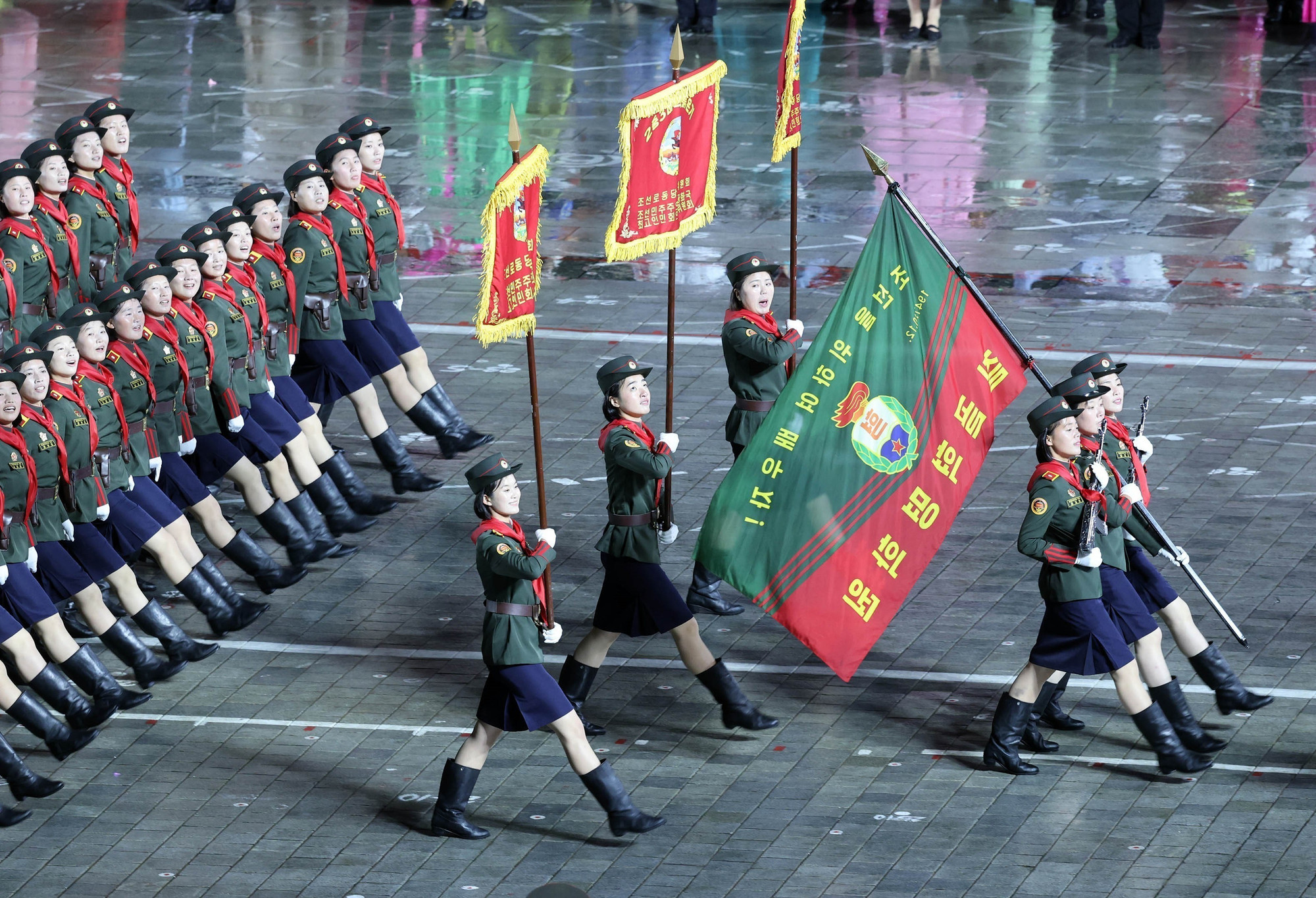 Парад в честь 80-летия основания Трудовой партии Кореи. vna-potal-tong-bi-thu-du-le-duyet-binh-ky-niem-80-nam-thanh-lap-dang-lao-dong-trieu-tien-8332011.jpg